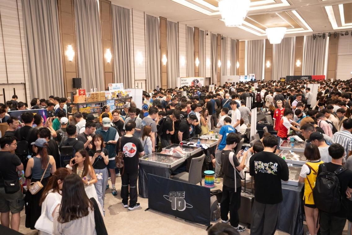 Collectors packing the show floor around exhibitor booths at a Grade10 Festival.