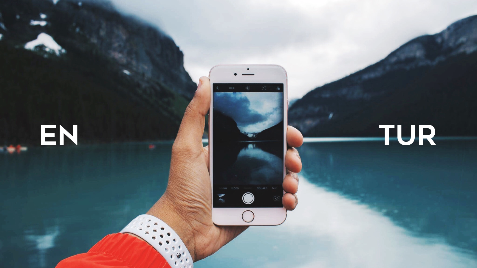Entur-logoen over fjordlandskap