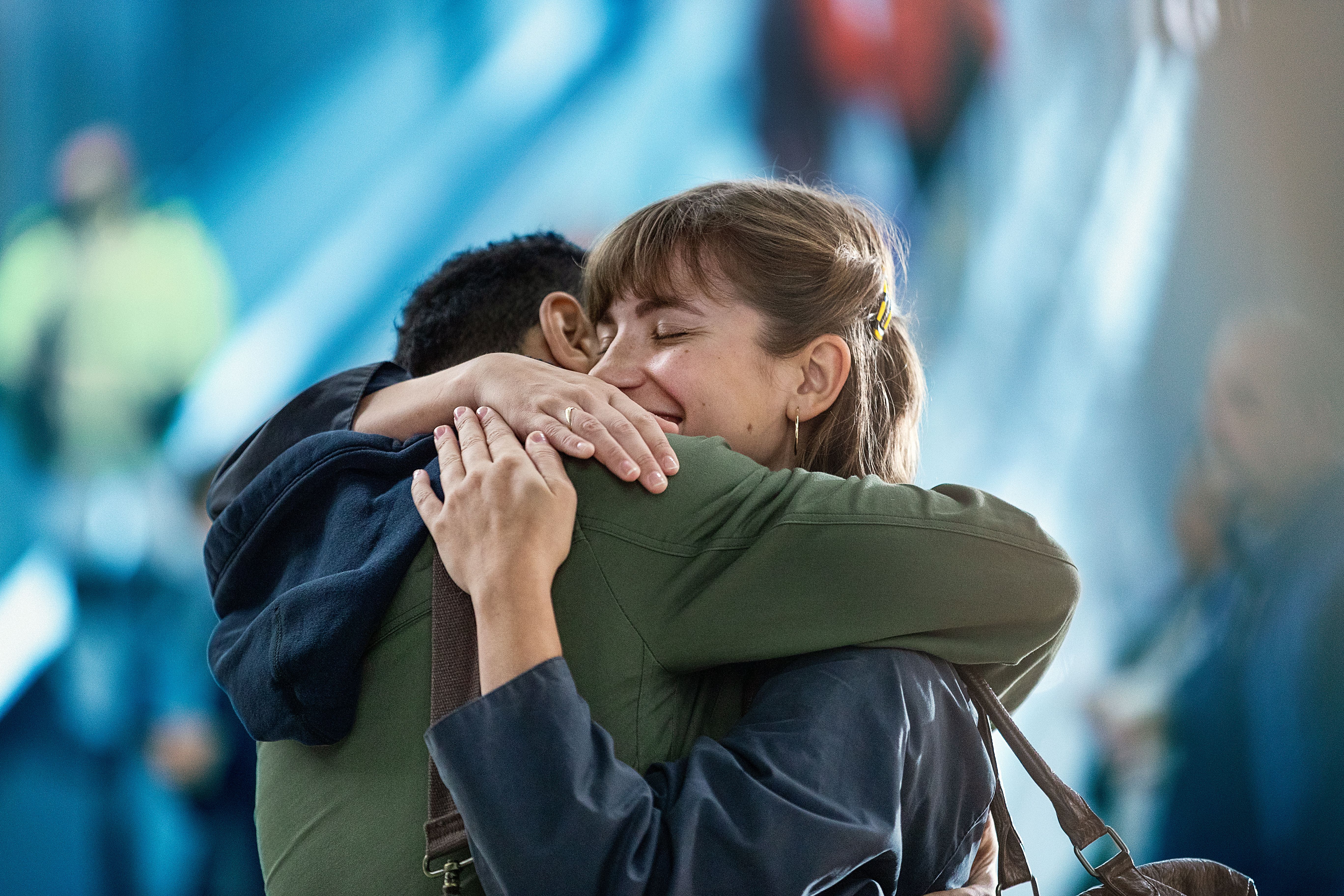 To personer som klemmer