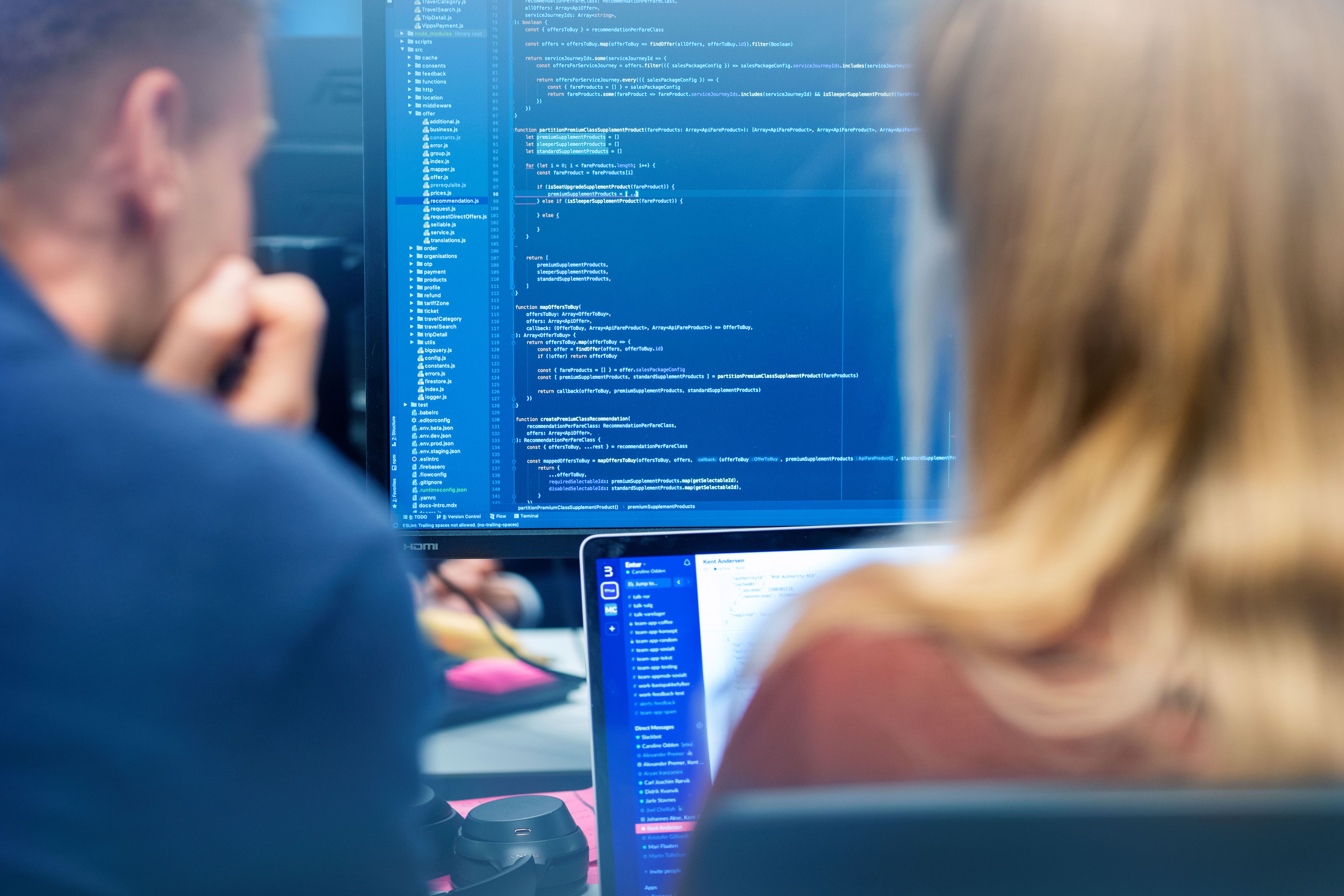 2 personer som sitter å se på dataskjerm sammen