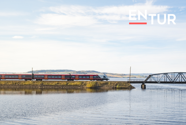 Hvit Entur-logo på et lyst bilde, som gjør logoen nesten usynlig