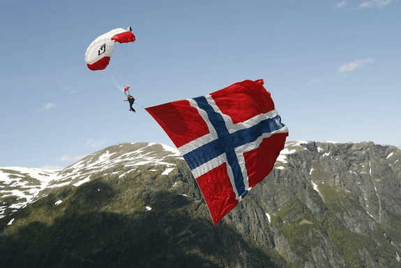 Paragliding i Voss med norske flagg