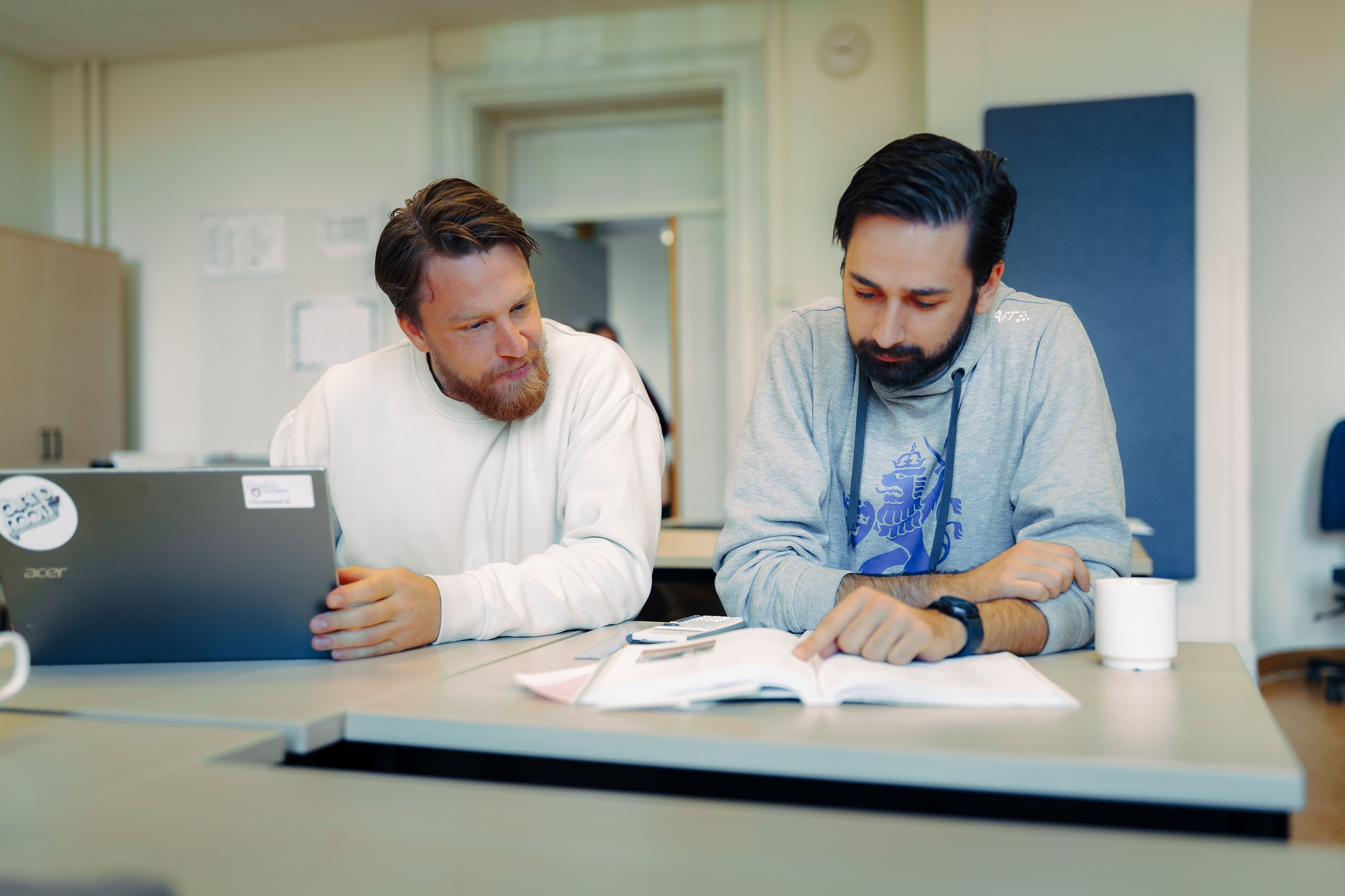 En grupp deltagare gör paus-gympa i ett klassrum. ​​​​‌﻿‍﻿​‍​‍‌‍﻿﻿‌﻿​‍‌‍‍‌‌‍‌﻿‌‍‍‌‌‍﻿‍​‍​‍​﻿‍‍​‍​‍‌﻿​﻿‌‍​‌‌‍﻿‍‌‍‍‌‌﻿‌​‌﻿‍‌​‍﻿‍‌‍‍‌‌‍﻿﻿​‍​‍​‍﻿​​‍​‍‌‍‍​‌﻿​‍‌‍‌‌‌‍‌‍​‍​‍​﻿‍‍​‍​‍‌‍‍​‌﻿‌​‌﻿‌​‌﻿​​‌﻿​﻿​﻿‍‍​‍﻿﻿​‍﻿﻿‌‍‍﻿‌‍​‌‌‍﻿​‌‍﻿‌‌‍​‌‌﻿​‍‌‍‌‍‌‍﻿﻿‌‍﻿​‌‍‍﻿‌‍‍​‌‍﻿﻿‌‍‌﻿‌﻿​﻿‌‍‍﻿‌‍﻿﻿‌‍﻿​‌‍​‌​‍﻿‍‌﻿‍​‌﻿‍‌‌﻿‍‍​‍﻿﻿‌﻿​﻿‌﻿‌​‌﻿‌‌‌‍‌​‌‍‍‌‌‍﻿﻿​‍﻿﻿‌‍‍‌‌‍﻿‍‌﻿‌​‌‍‌‌‌‍﻿‍‌﻿‌​​‍﻿﻿‌‍‌‌‌‍‌​‌‍‍‌‌﻿‌​​‍﻿﻿‌‍﻿‌‌‍﻿﻿‌‍‌​‌‍‌‌​﻿﻿‌‌﻿​​‌﻿​‍‌‍‌‌‌﻿​﻿‌‍‌‌‌‍﻿‍‌﻿‌​‌‍​‌‌﻿‌​‌‍‍‌‌‍﻿﻿‌‍﻿‍​﻿‍﻿‌‍‍‌‌‍‌​​﻿﻿‌​﻿‌​‌‍​‍​﻿​﻿‌‍​‍​﻿‌﻿‌‍‌‍‌‍​‍​﻿​﻿​‍﻿‌​﻿​﻿​﻿​﻿‌‍​‌‌‍​‌​‍﻿‌​﻿‌​‌‍​‍‌‍‌‌‌‍‌​​‍﻿‌‌‍​‌​﻿‌﻿​﻿​﻿​﻿‌‌​‍﻿‌‌‍‌​‌‍‌‌‌‍‌‍​﻿​‌‌‍‌‌​﻿‍‌​﻿‌‍​﻿​‍‌‍‌‍‌‍​‍​﻿​‍​﻿‌‍​﻿‍﻿‌﻿‌​‌﻿‍‌‌﻿​​‌‍‌‌​﻿﻿‌‌﻿​​‌‍​‌‌‍‌﻿‌‍‌‌​﻿‍﻿‌﻿​​‌‍​‌‌﻿‌​‌‍‍​​﻿﻿‌‌‍‍​‌‍‌‌‌‍​‌‌‍‌​‌‍‌‌‌﻿​‍​‍‌‌​﻿‌‌‌​​‍‌‌﻿﻿‌‍‍﻿‌‍‌‌‌﻿‍‌​‍‌‌​﻿​﻿‌​‌​​‍‌‌​﻿​﻿‌​‌​​‍‌‌​﻿​‍​﻿​‍​﻿‌﻿‌‍​‍​﻿​​‌‍‌‌‌‍​‌​﻿​​‌‍​‌‌‍​‍​﻿​﻿‌‍‌​​﻿​﻿​﻿​‍​‍‌‌​﻿​‍​﻿​‍​‍‌‌​﻿‌‌‌​‌​​‍﻿‍‌‍​‌‌‍﻿​‌﻿‌​​﻿﻿﻿‌‍​‍‌‍​‌‌﻿​﻿‌‍‌‌‌‌‌‌‌﻿​‍‌‍﻿​​﻿﻿‌‌‍‍​‌﻿‌​‌﻿‌​‌﻿​​‌﻿​﻿​‍‌‌​﻿​﻿‌​​‌​‍‌‌​﻿​‍‌​‌‍​‍‌‌​﻿​‍‌​‌‍‌‍‍﻿‌‍​‌‌‍﻿​‌‍﻿‌‌‍​‌‌﻿​‍‌‍‌‍‌‍﻿﻿‌‍﻿​‌‍‍﻿‌‍‍​‌‍﻿﻿‌‍‌﻿‌﻿​﻿‌‍‍﻿‌‍﻿﻿‌‍﻿​‌‍​‌​‍﻿‍‌﻿‍​‌﻿‍‌‌﻿‍‍​‍‌‌​﻿​‍‌​‌‍‌﻿​﻿‌﻿‌​‌﻿‌‌‌‍‌​‌‍‍‌‌‍﻿﻿​‍‌‍‌‍‍‌‌‍‌​​﻿﻿‌​﻿‌​‌‍​‍​﻿​﻿‌‍​‍​﻿‌﻿‌‍‌‍‌‍​‍​﻿​﻿​‍﻿‌​﻿​﻿​﻿​﻿‌‍​‌‌‍​‌​‍﻿‌​﻿‌​‌‍​‍‌‍‌‌‌‍‌​​‍﻿‌‌‍​‌​﻿‌﻿​﻿​﻿​﻿‌‌​‍﻿‌‌‍‌​‌‍‌‌‌‍‌‍​﻿​‌‌‍‌‌​﻿‍‌​﻿‌‍​﻿​‍‌‍‌‍‌‍​‍​﻿​‍​﻿‌‍​‍‌‍‌﻿‌​‌﻿‍‌‌﻿​​‌‍‌‌​﻿﻿‌‌﻿​​‌‍​‌‌‍‌﻿‌‍‌‌​‍‌‍‌﻿​​‌‍​‌‌﻿‌​‌‍‍​​﻿﻿‌‌‍‍​‌‍‌‌‌‍​‌‌‍‌​‌‍‌‌‌﻿​‍​‍‌‌​﻿‌‌‌​​‍‌‌﻿﻿‌‍‍﻿‌‍‌‌‌﻿‍‌​‍‌‌​﻿​﻿‌​‌​​‍‌‌​﻿​﻿‌​‌​​‍‌‌​﻿​‍​﻿​‍​﻿‌﻿‌‍​‍​﻿​​‌‍‌‌‌‍​‌​﻿​​‌‍​‌‌‍​‍​﻿​﻿‌‍‌​​﻿​﻿​﻿​‍​‍‌‌​﻿​‍​﻿​‍​‍‌‌​﻿‌‌‌​‌​​‍﻿‍‌‍​‌‌‍﻿​‌﻿‌​​‍‌‍‌﻿​​‌‍‌‌‌﻿​‍‌﻿​﻿‌﻿​​‌‍‌‌‌‍​﻿‌﻿‌​‌‍‍‌‌﻿‌‍‌‍‌‌​﻿﻿‌‌﻿​​‌﻿‌‌‌‍​‍‌‍﻿​‌‍‍‌‌﻿​﻿‌‍‍​‌‍‌‌‌‍‌​​‍​‍‌﻿﻿‌