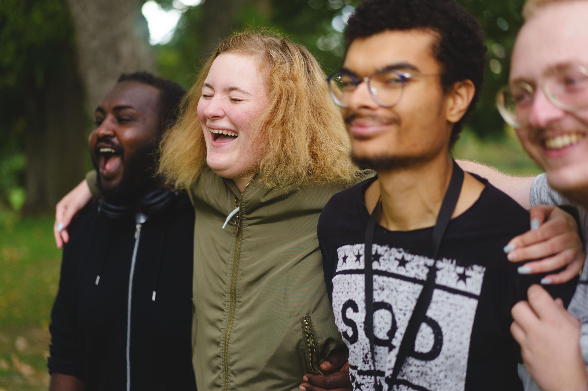 Två kvinnor sitter i en soffa och pratar med varandra