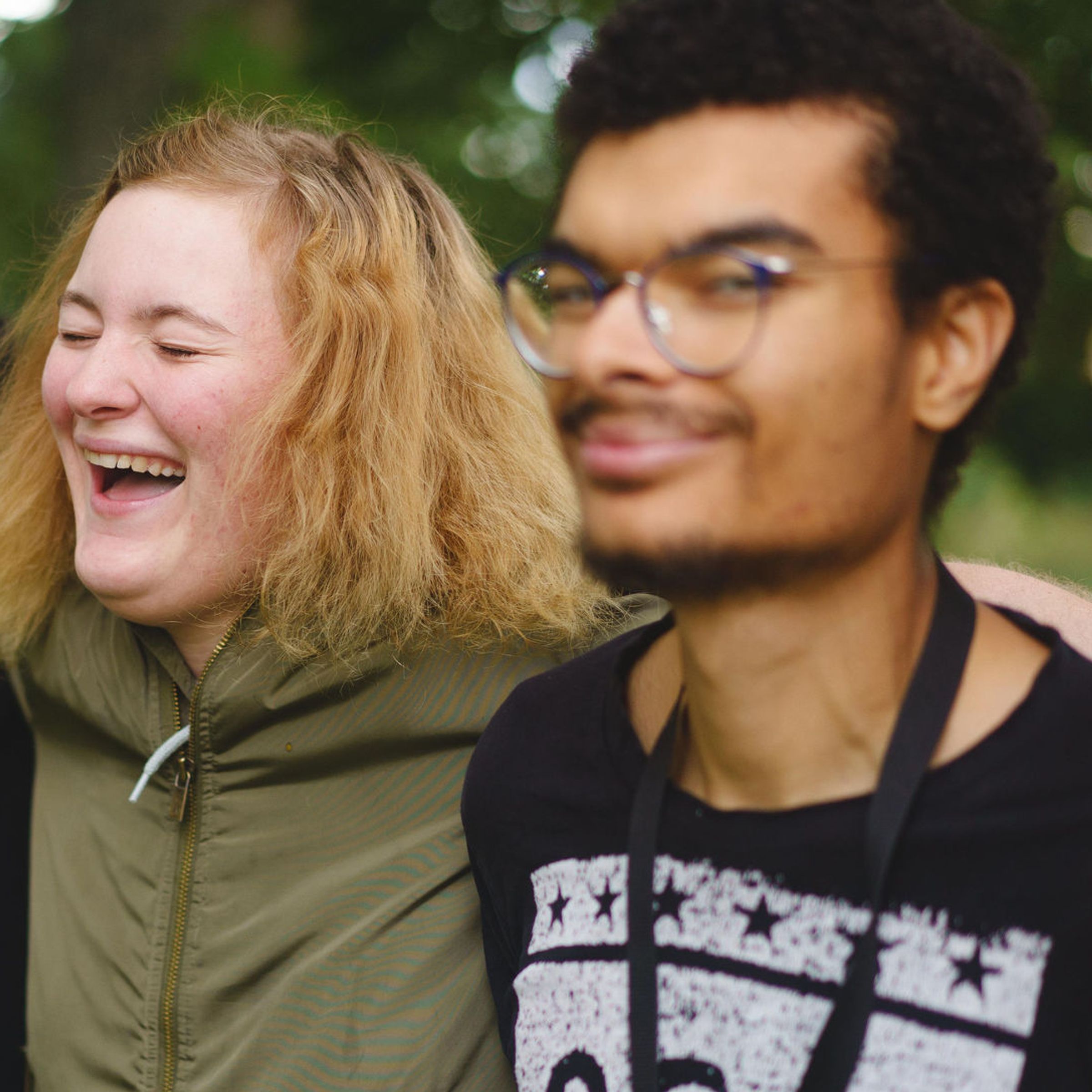 Två kvinnor sitter i en soffa och pratar med varandra