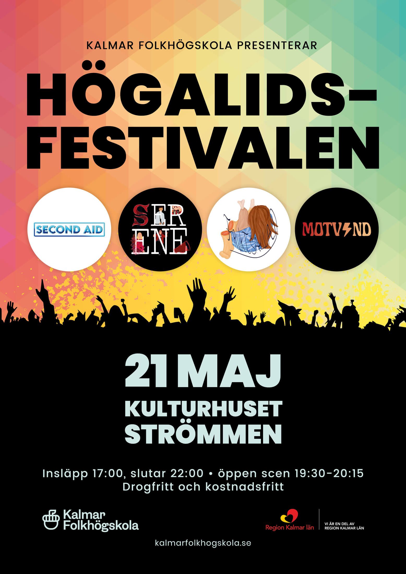 En kvinna i slöjda gör ett hjärta med händerna och ler mot kameran