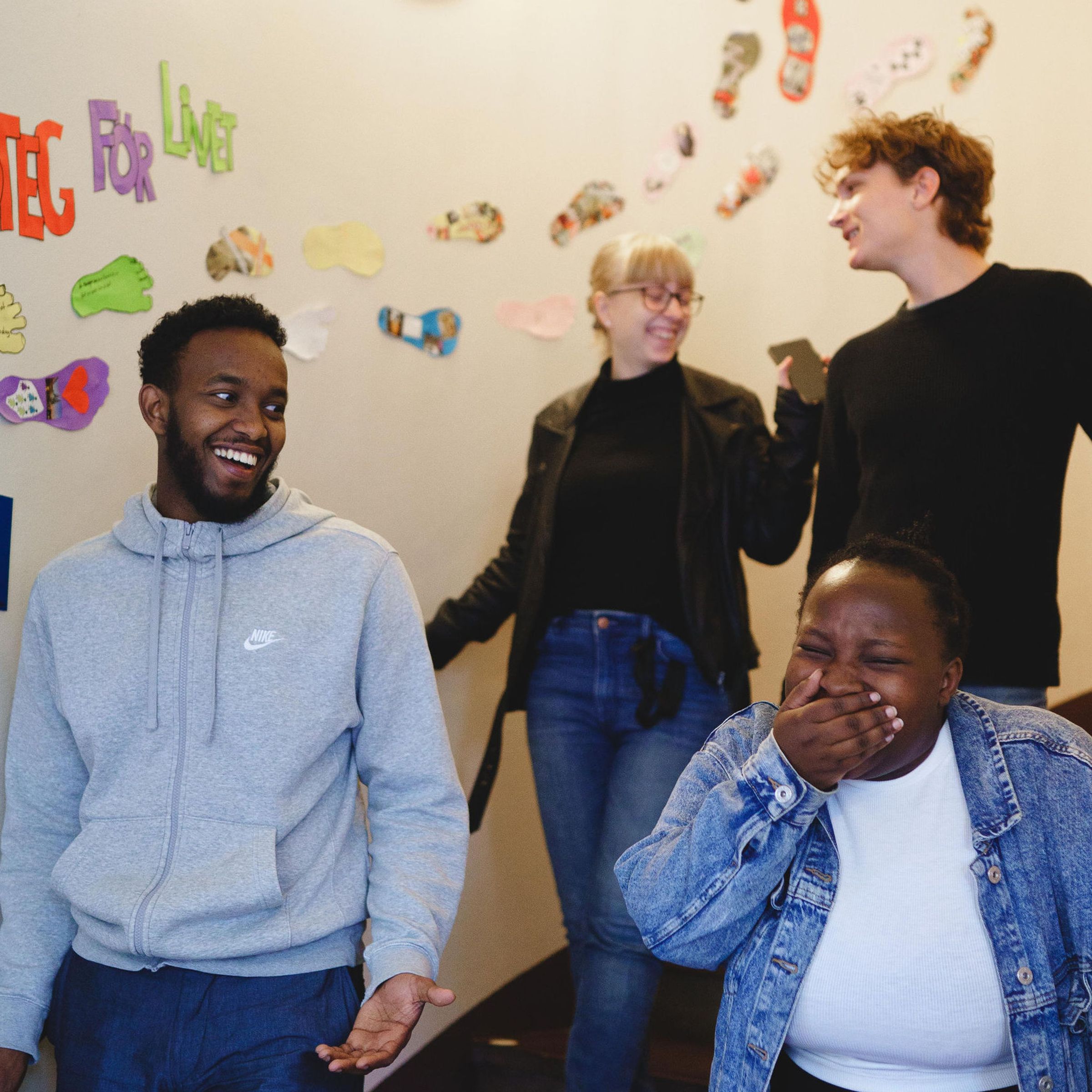 tre kvinnor sitter och pratar