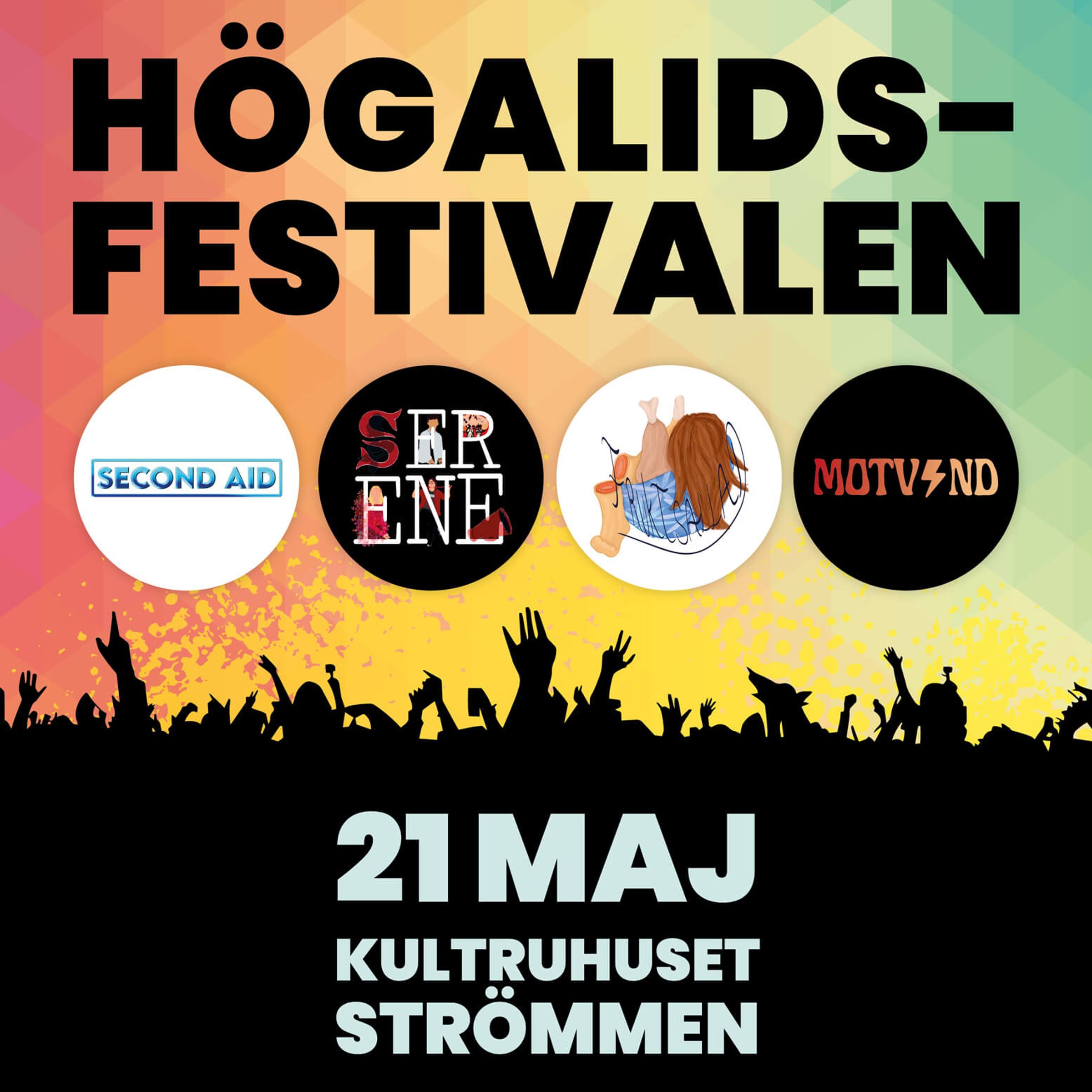 En kvinna i slöjda gör ett hjärta med händerna och ler mot kameran