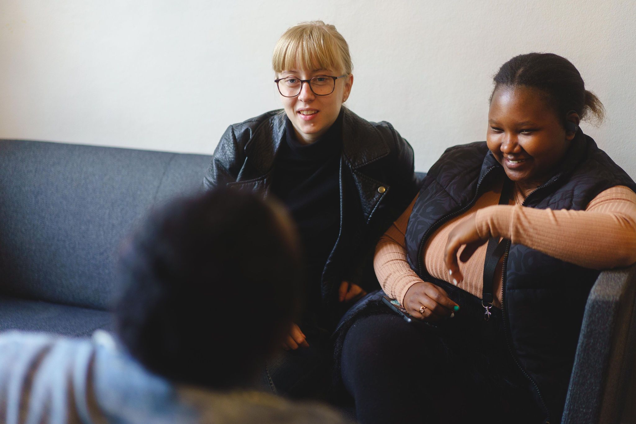 tre kvinnor sitter och pratar