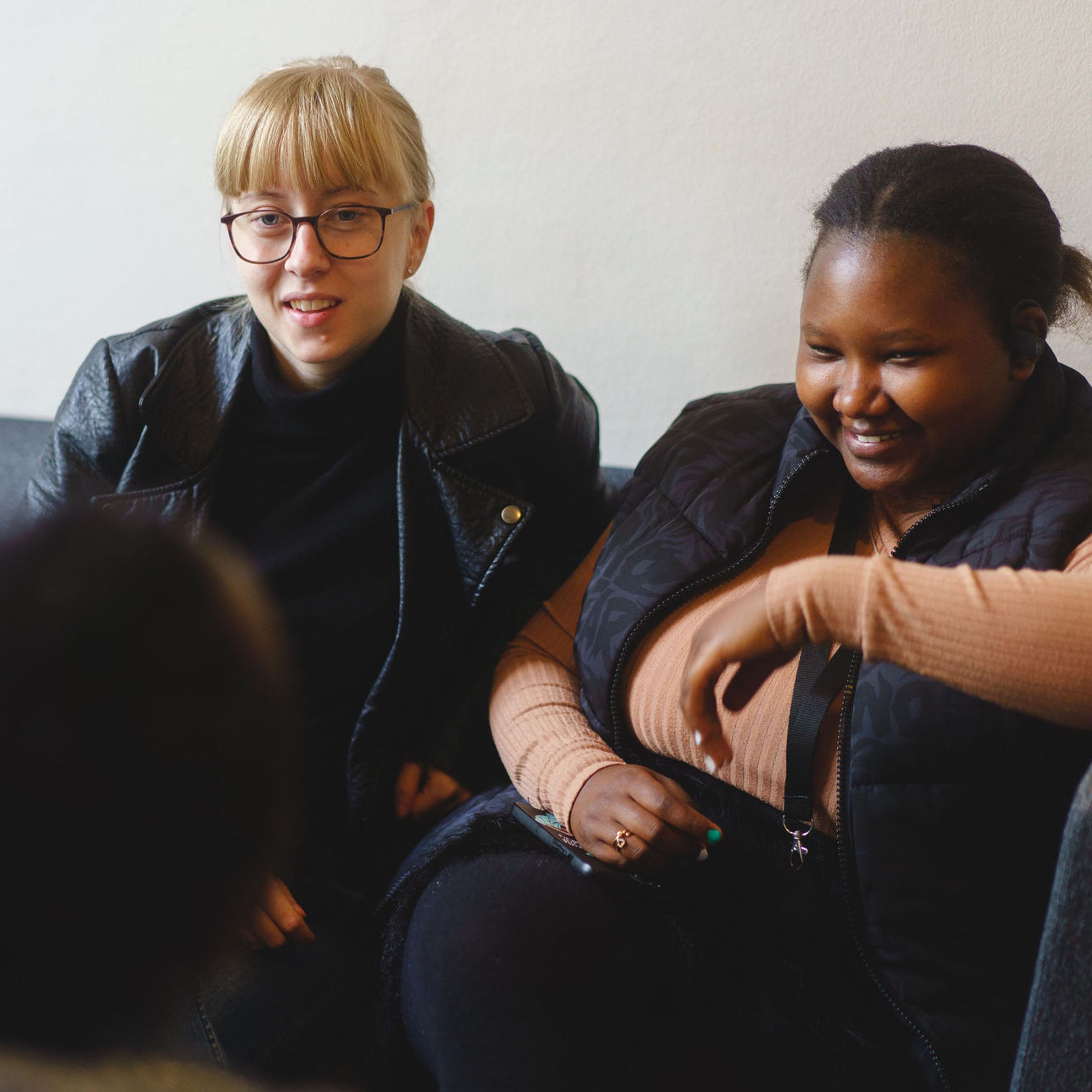 tre kvinnor sitter och pratar