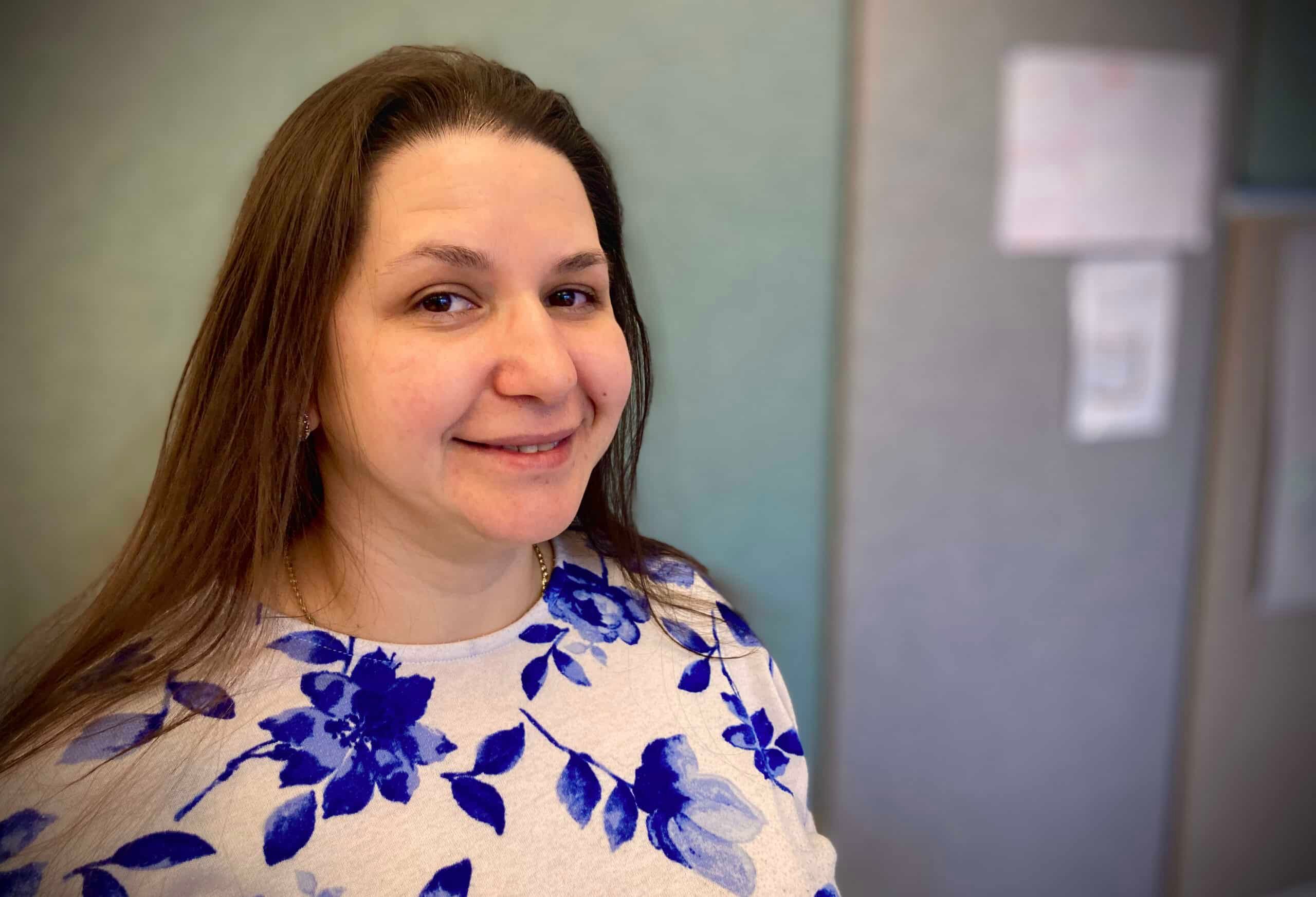 En bild på Sibel som ler mot kameran.