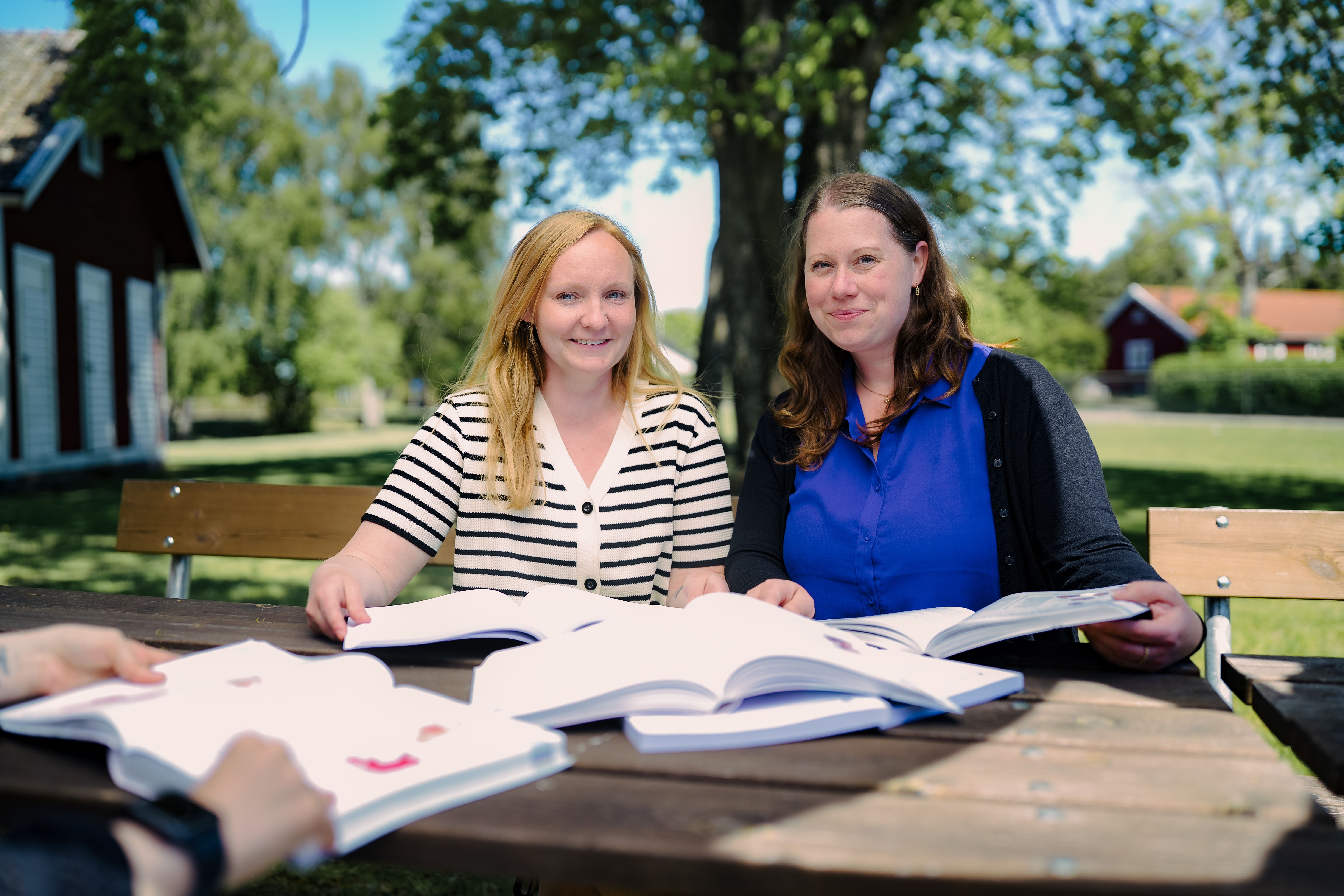 Två kvinnor sitter och läser böcker utomhus​​​​‌﻿‍﻿​‍​‍‌‍﻿﻿‌﻿​‍‌‍‍‌‌‍‌﻿‌‍‍‌‌‍﻿‍​‍​‍​﻿‍‍​‍​‍‌﻿​﻿‌‍​‌‌‍﻿‍‌‍‍‌‌﻿‌​‌﻿‍‌​‍﻿‍‌‍‍‌‌‍﻿﻿​‍​‍​‍﻿​​‍​‍‌‍‍​‌﻿​‍‌‍‌‌‌‍‌‍​‍​‍​﻿‍‍​‍​‍‌‍‍​‌﻿‌​‌﻿‌​‌﻿​​‌﻿​﻿​﻿‍‍​‍﻿﻿​‍﻿﻿‌‍‍﻿‌‍​‌‌‍﻿​‌‍﻿‌‌‍​‌‌﻿​‍‌‍‌‍‌‍﻿﻿‌‍﻿​‌‍‍﻿‌‍‍​‌‍﻿﻿‌‍‌﻿‌﻿​﻿‌‍‍﻿‌‍﻿﻿‌‍﻿​‌‍​‌​‍﻿‍‌﻿‍​‌﻿‍‌‌﻿‍‍​‍﻿﻿‌﻿​﻿‌﻿‌​‌﻿‌‌‌‍‌​‌‍‍‌‌‍﻿﻿​‍﻿﻿‌‍‍‌‌‍﻿‍‌﻿‌​‌‍‌‌‌‍﻿‍‌﻿‌​​‍﻿﻿‌‍‌‌‌‍‌​‌‍‍‌‌﻿‌​​‍﻿﻿‌‍﻿‌‌‍﻿﻿‌‍‌​‌‍‌‌​﻿﻿‌‌﻿​​‌﻿​‍‌‍‌‌‌﻿​﻿‌‍‌‌‌‍﻿‍‌﻿‌​‌‍​‌‌﻿‌​‌‍‍‌‌‍﻿﻿‌‍﻿‍​﻿‍﻿‌‍‍‌‌‍‌​​﻿﻿‌​﻿‌​‌‍‌​​﻿‌‌‌‍‌‌‌‍‌‌​﻿​‍‌‍‌‌‌‍‌​​‍﻿‌​﻿‍‌​﻿‌﻿​﻿‍‌‌‍​‌​‍﻿‌​﻿‌​‌‍‌‍‌‍​﻿​﻿‌​​‍﻿‌​﻿‍‌​﻿​﻿​﻿​﻿‌‍​‍​‍﻿‌​﻿‌​‌‍​﻿‌‍‌‌​﻿‍​​﻿​﻿‌‍​﻿​﻿‌‍​﻿​‌‌‍​﻿​﻿‌‍​﻿‌​‌‍‌‍​﻿‍﻿‌﻿‌​‌﻿‍‌‌﻿​​‌‍‌‌​﻿﻿‌‌‍​﻿‌‍﻿﻿‌﻿‌‌‌﻿​‍‌﻿​﻿‌‍‌‌​﻿‍﻿‌﻿​​‌‍​‌‌﻿‌​‌‍‍​​﻿﻿‌‌‍‍‌‌‍﻿‌‌‍​‌‌‍‌﻿‌‍‌‌​‍﻿‍‌‍​‌‌‍﻿​‌﻿‌​​﻿﻿﻿‌‍​‍‌‍​‌‌﻿​﻿‌‍‌‌‌‌‌‌‌﻿​‍‌‍﻿​​﻿﻿‌‌‍‍​‌﻿‌​‌﻿‌​‌﻿​​‌﻿​﻿​‍‌‌​﻿​﻿‌​​‌​‍‌‌​﻿​‍‌​‌‍​‍‌‌​﻿​‍‌​‌‍‌‍‍﻿‌‍​‌‌‍﻿​‌‍﻿‌‌‍​‌‌﻿​‍‌‍‌‍‌‍﻿﻿‌‍﻿​‌‍‍﻿‌‍‍​‌‍﻿﻿‌‍‌﻿‌﻿​﻿‌‍‍﻿‌‍﻿﻿‌‍﻿​‌‍​‌​‍﻿‍‌﻿‍​‌﻿‍‌‌﻿‍‍​‍‌‌​﻿​‍‌​‌‍‌﻿​﻿‌﻿‌​‌﻿‌‌‌‍‌​‌‍‍‌‌‍﻿﻿​‍‌‍‌‍‍‌‌‍‌​​﻿﻿‌​﻿‌​‌‍‌​​﻿‌‌‌‍‌‌‌‍‌‌​﻿​‍‌‍‌‌‌‍‌​​‍﻿‌​﻿‍‌​﻿‌﻿​﻿‍‌‌‍​‌​‍﻿‌​﻿‌​‌‍‌‍‌‍​﻿​﻿‌​​‍﻿‌​﻿‍‌​﻿​﻿​﻿​﻿‌‍​‍​‍﻿‌​﻿‌​‌‍​﻿‌‍‌‌​﻿‍​​﻿​﻿‌‍​﻿​﻿‌‍​﻿​‌‌‍​﻿​﻿‌‍​﻿‌​‌‍‌‍​‍‌‍‌﻿‌​‌﻿‍‌‌﻿​​‌‍‌‌​﻿﻿‌‌‍​﻿‌‍﻿﻿‌﻿‌‌‌﻿​‍‌﻿​﻿‌‍‌‌​‍‌‍‌﻿​​‌‍​‌‌﻿‌​‌‍‍​​﻿﻿‌‌‍‍‌‌‍﻿‌‌‍​‌‌‍‌﻿‌‍‌‌​‍﻿‍‌‍​‌‌‍﻿​‌﻿‌​​‍‌‍‌﻿​​‌‍‌‌‌﻿​‍‌﻿​﻿‌﻿​​‌‍‌‌‌‍​﻿‌﻿‌​‌‍‍‌‌﻿‌‍‌‍‌‌​﻿﻿‌‌﻿​​‌﻿‌‌‌‍​‍‌‍﻿​‌‍‍‌‌﻿​﻿‌‍‍​‌‍‌‌‌‍‌​​‍​‍‌﻿﻿‌