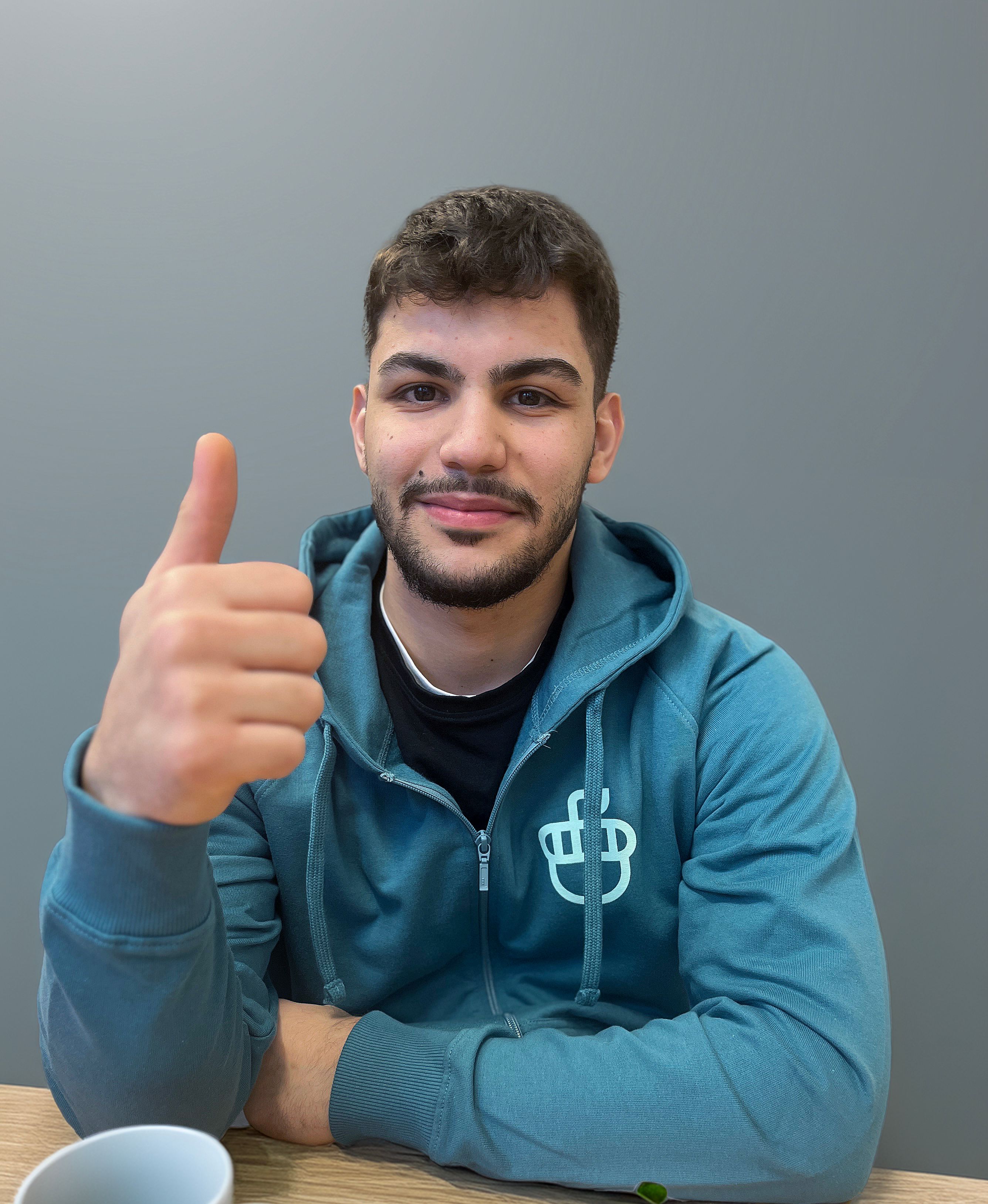 En tjej som gestikulerar åt sidan.