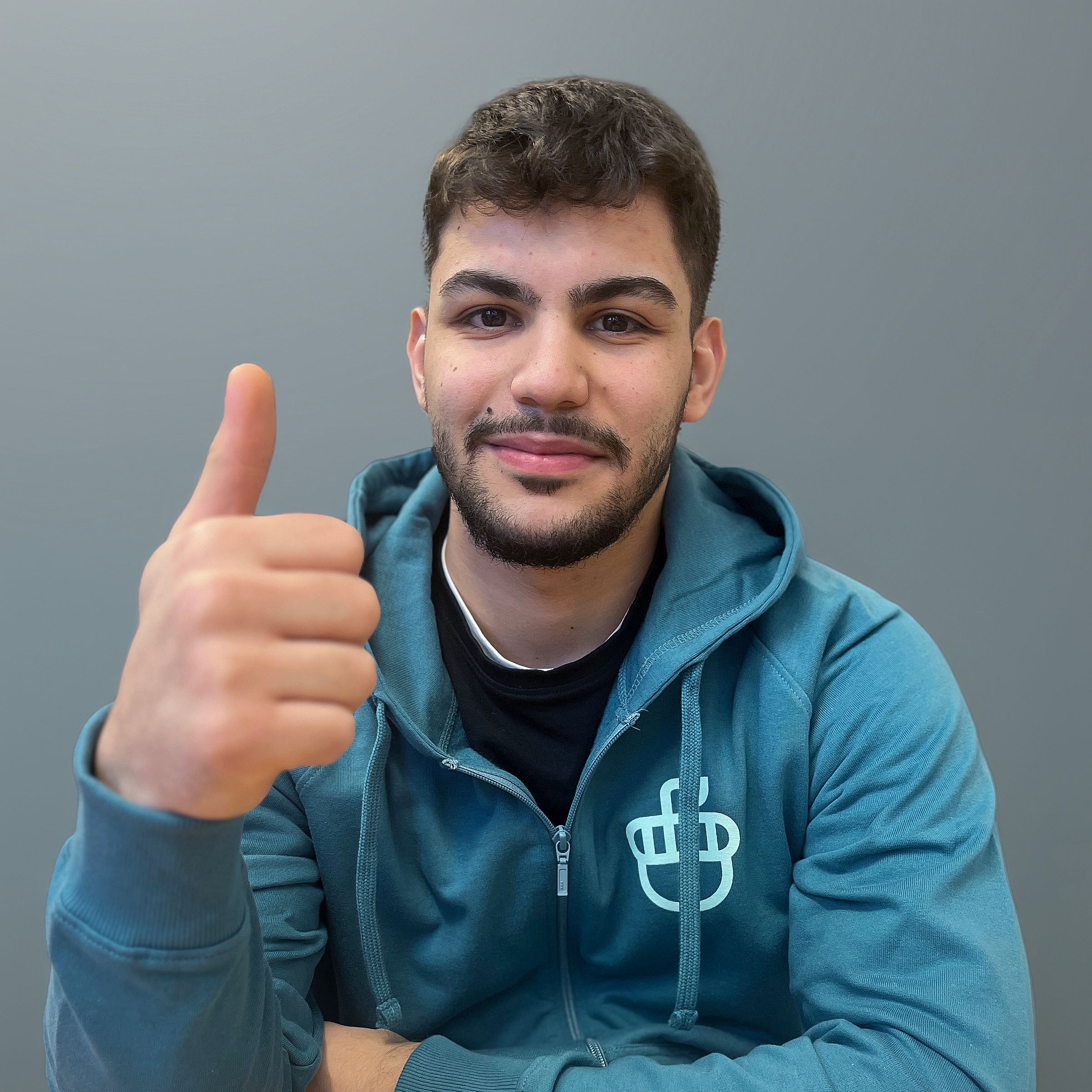 En tjej som gestikulerar åt sidan.