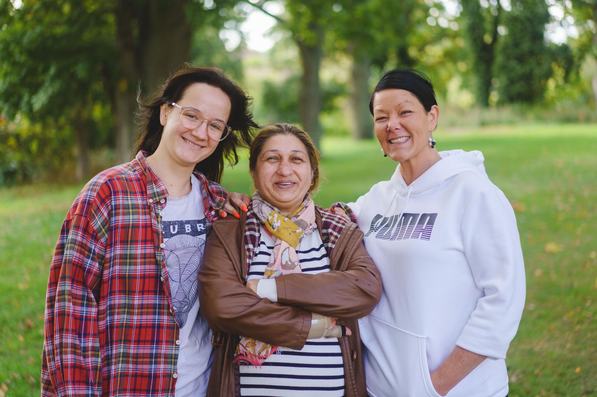 En kvinna i slöja ler mot någon utanför bild. 