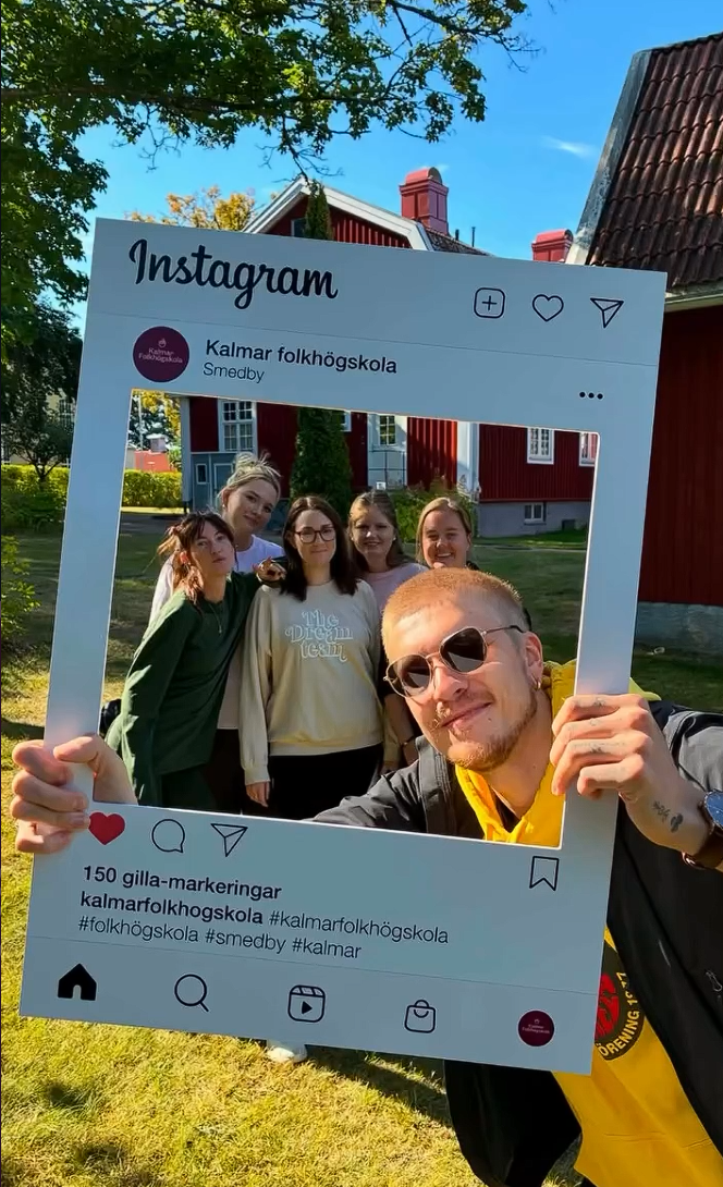 Kvinna pekar på texten om Högalidsspelen