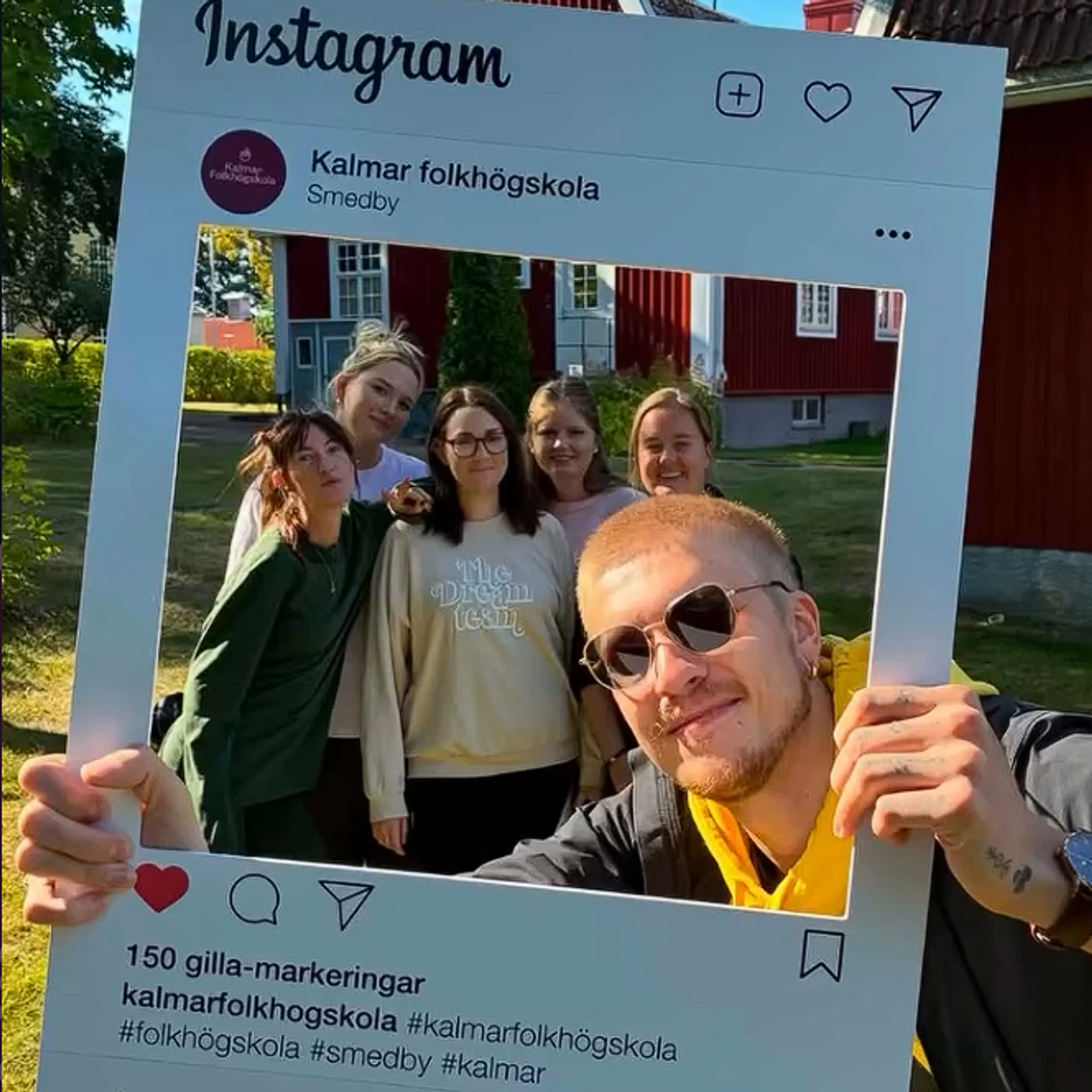 Kvinna pekar på texten om Högalidsspelen