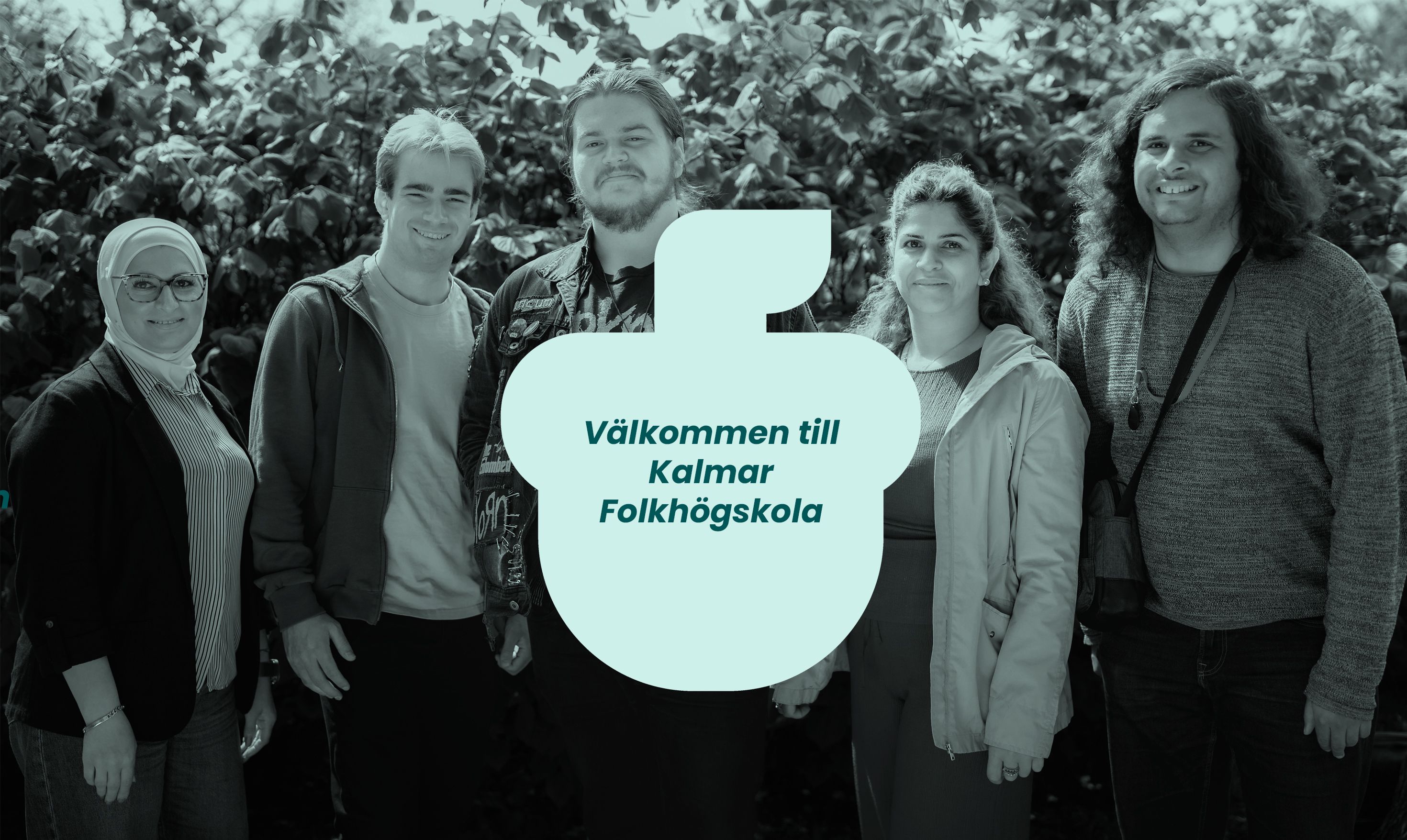 Fem deltagare står framför en häck och ler in i kameran. Ovanpå bilden står texten "Välkommen till Kalmar Folkhögskola". 