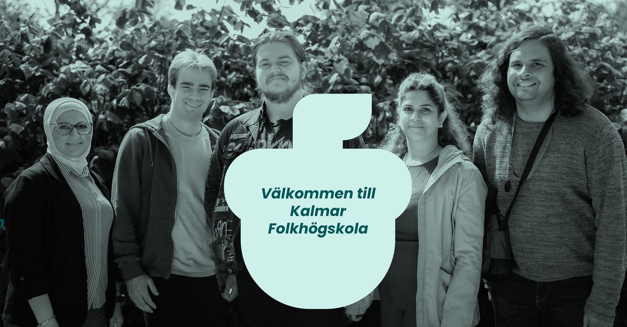 Fem deltagare står framför en häck och ler in i kameran. Ovanpå bilden står texten "Välkommen till Kalmar Folkhögskola".