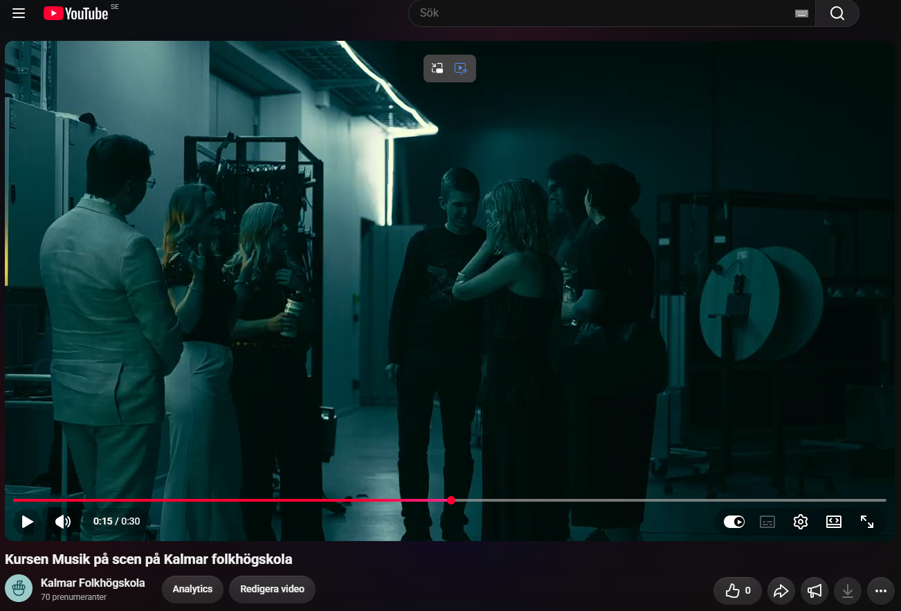 En grupp människor väntar backstage innan de ska gå upp på en scen och spela musik