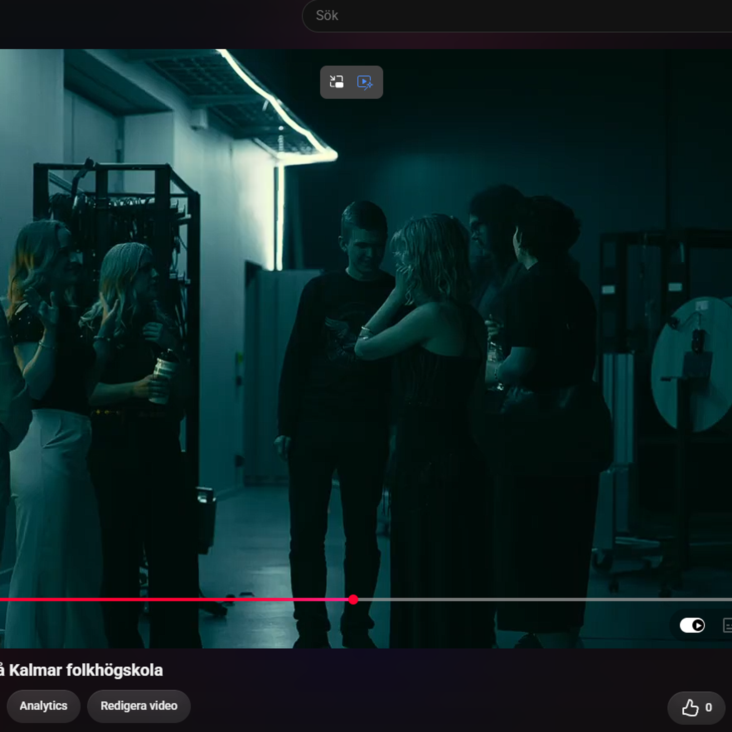 En grupp människor väntar backstage innan de ska gå upp på en scen och spela musik