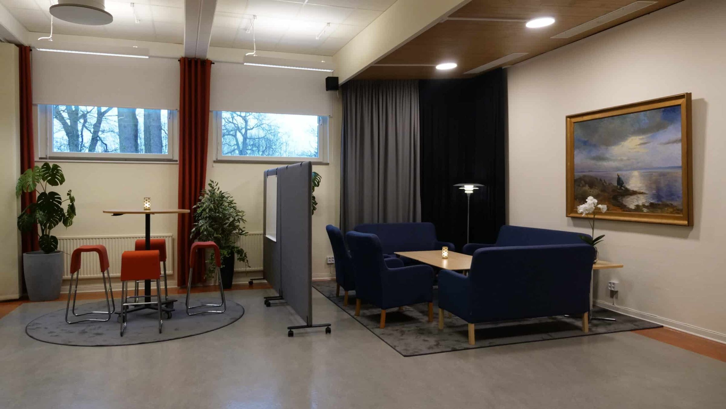 Konferenslokal med soffor och stolar