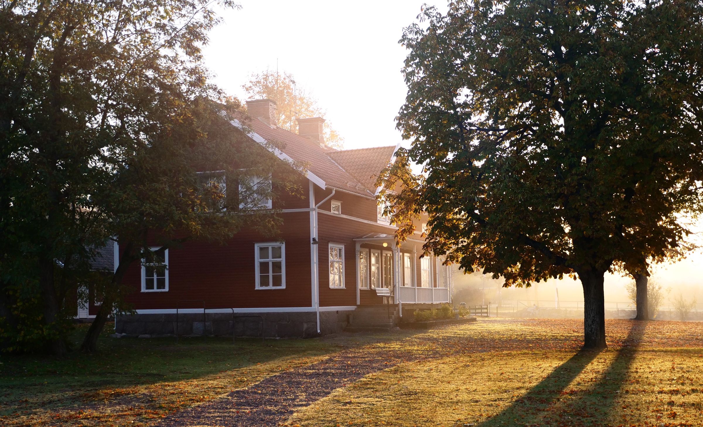 En av skolans byggnader i soluppgång.
