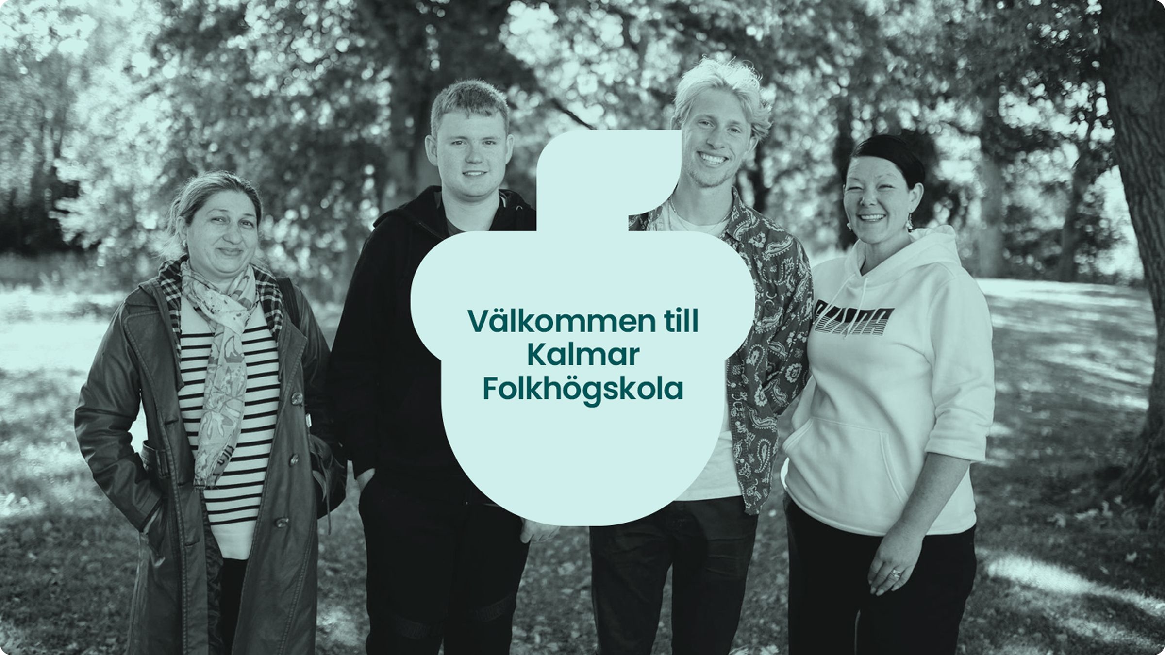 Fyra deltagare står framför en ek och ler in i kameran. Ovanpå bilden står texten "Välkommen till Kalmar Folkhögskola". 