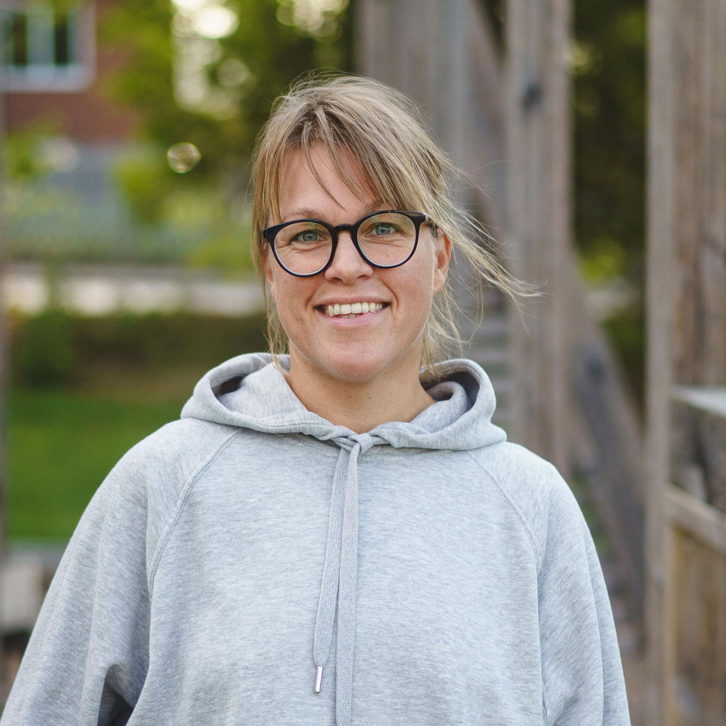 En tjej som gestikulerar åt sidan.
