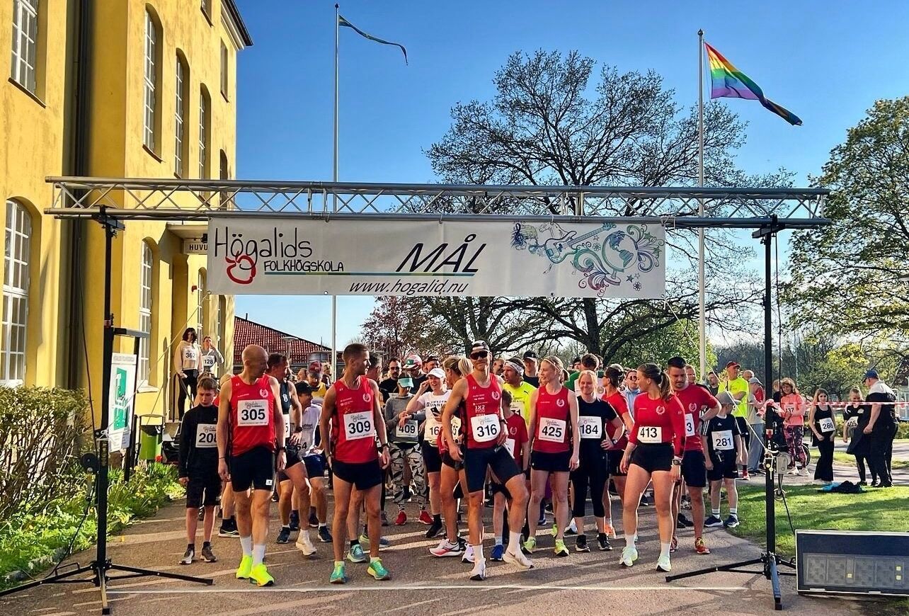 Löpare som står i starten på ett lopp, Högalidsloppet.