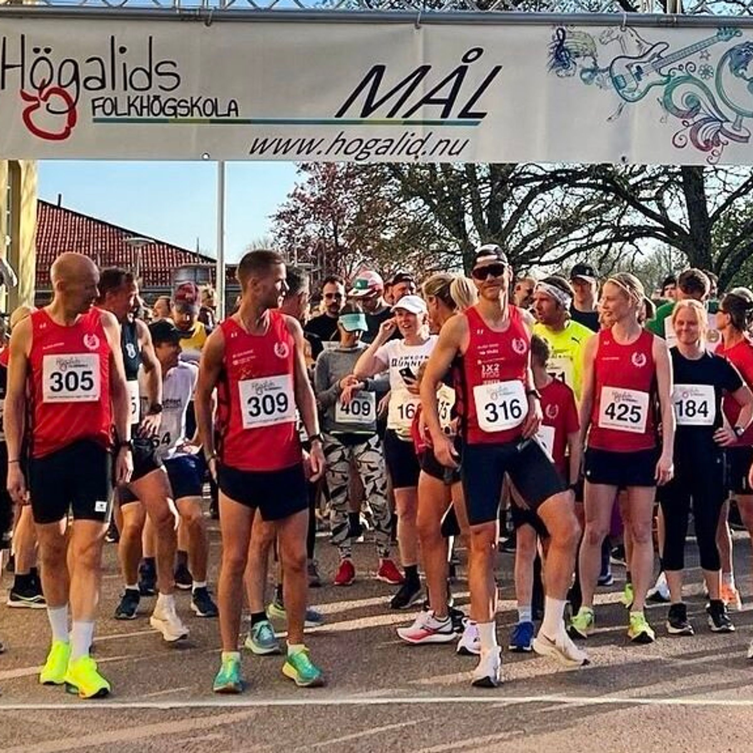 Löpare som står i starten på ett lopp, Högalidsloppet.