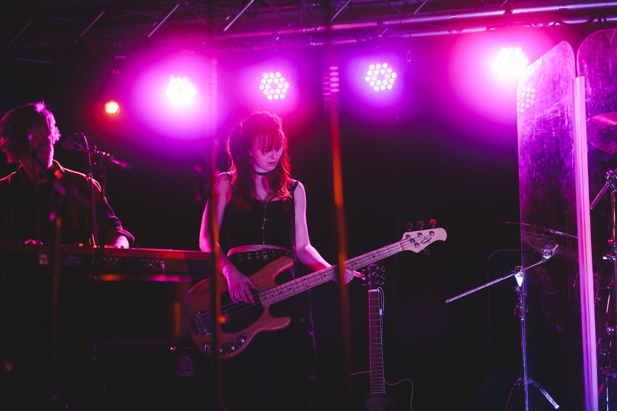 fyra kvinnor sitter vid skrivbord och arbetar på en dator