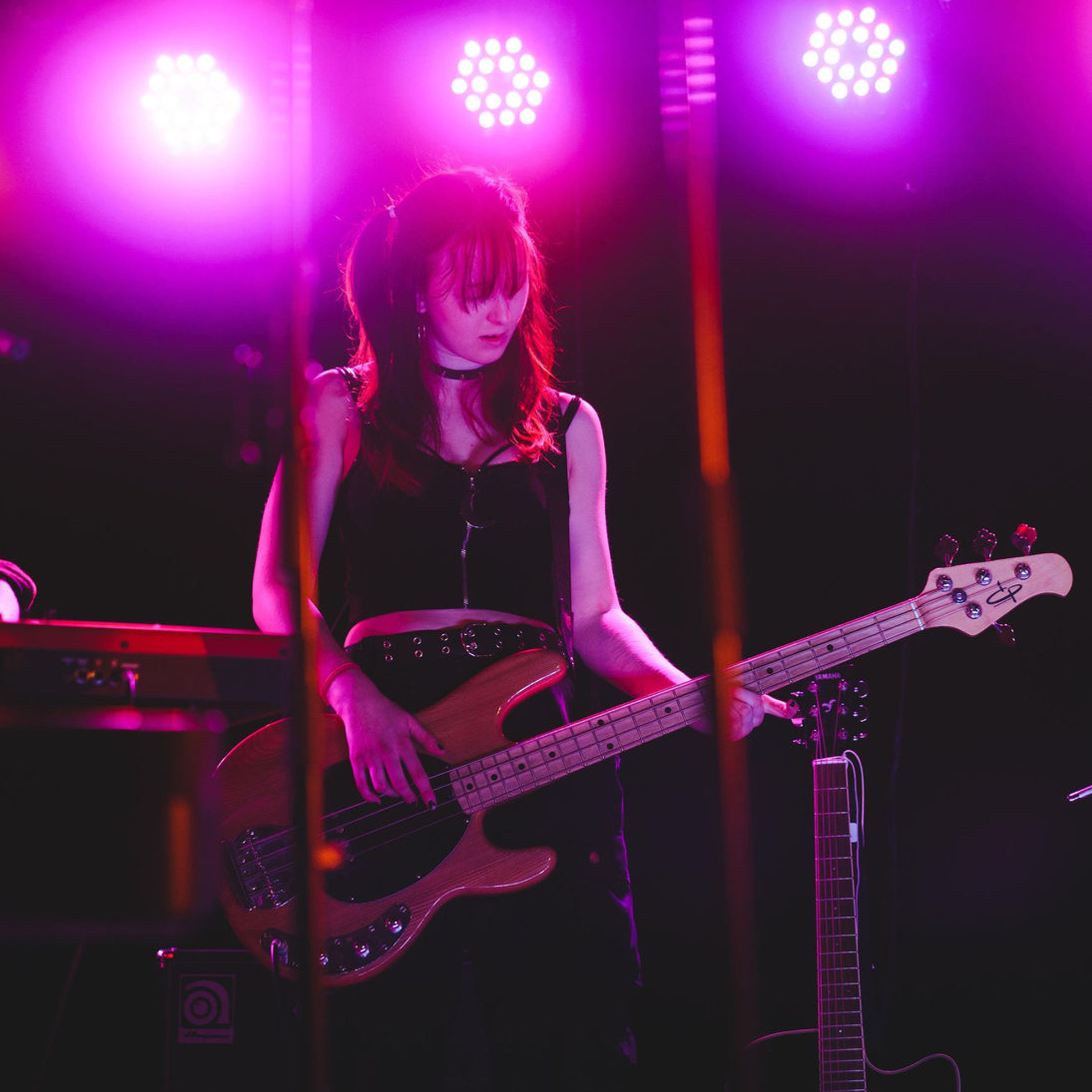 fyra kvinnor sitter vid skrivbord och arbetar på en dator