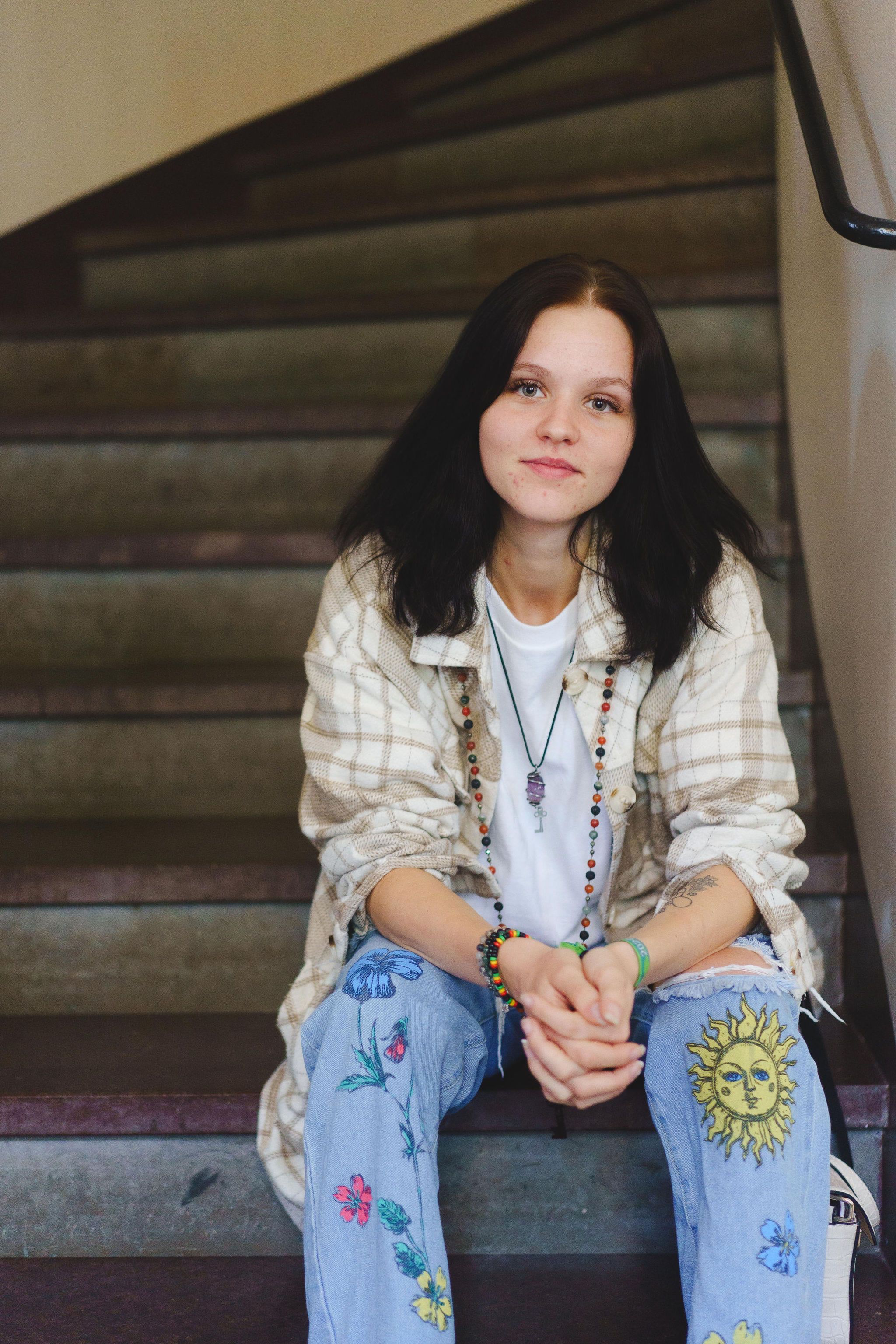 två  män och en kvinna skrattar i en park