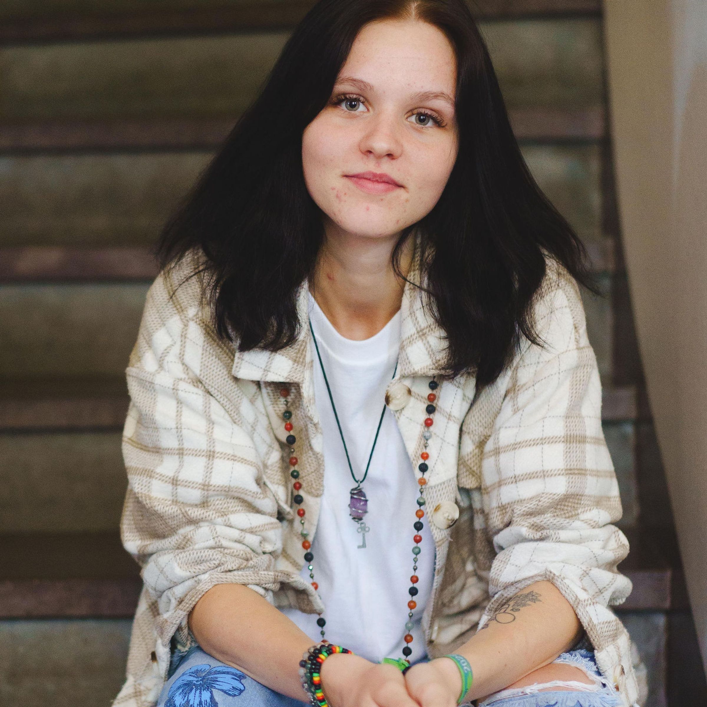 två män och en kvinna skrattar i en park