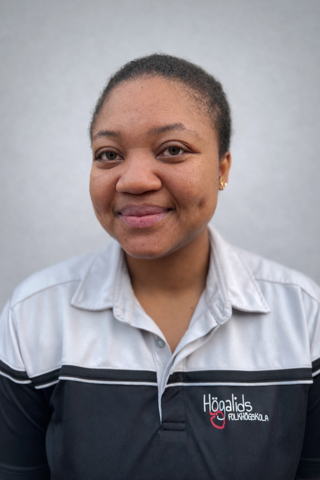 Bild på Faith som jobbar i köket