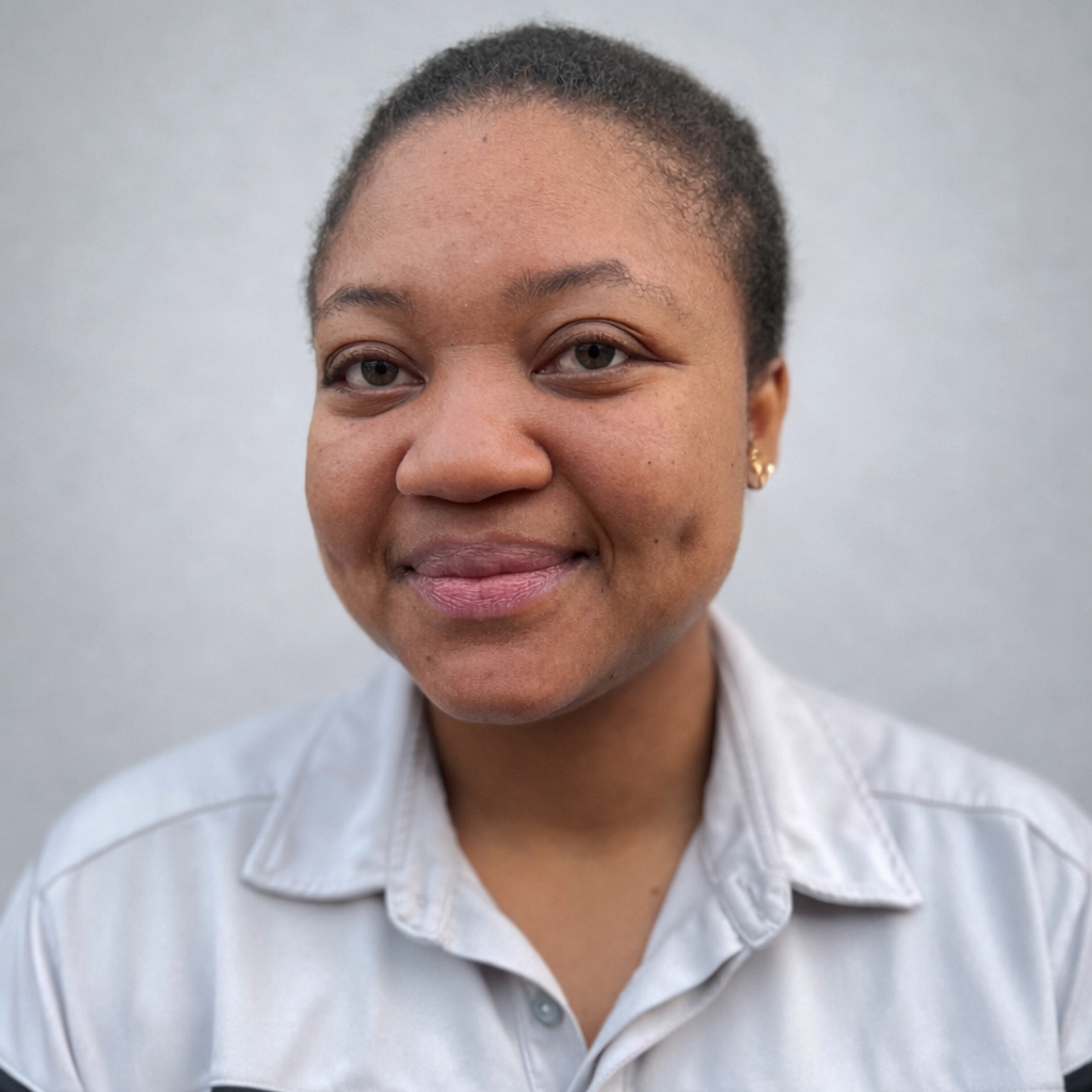 Bild på Faith som jobbar i köket