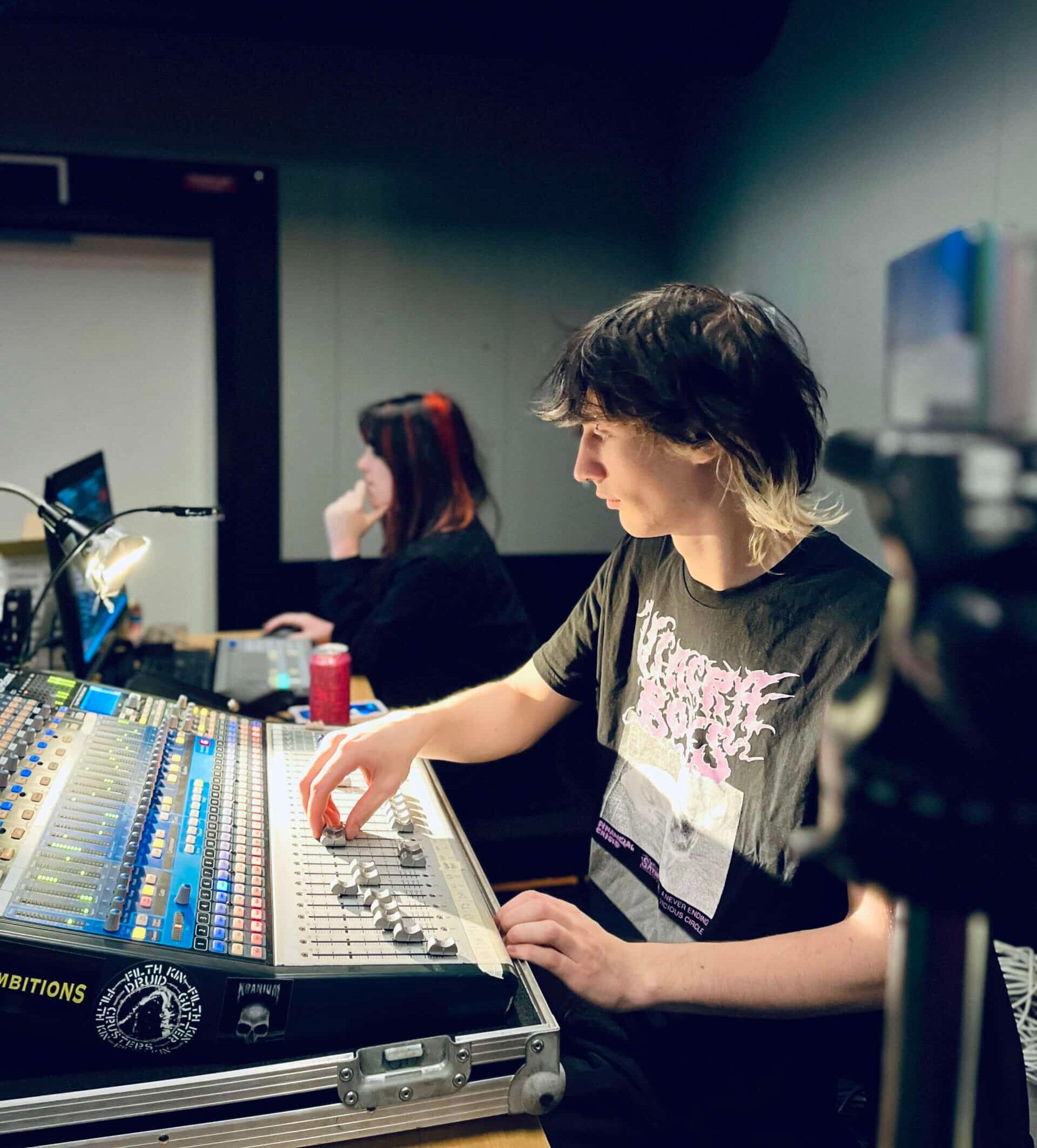 Deltagare arbetar vid ett mixerbord