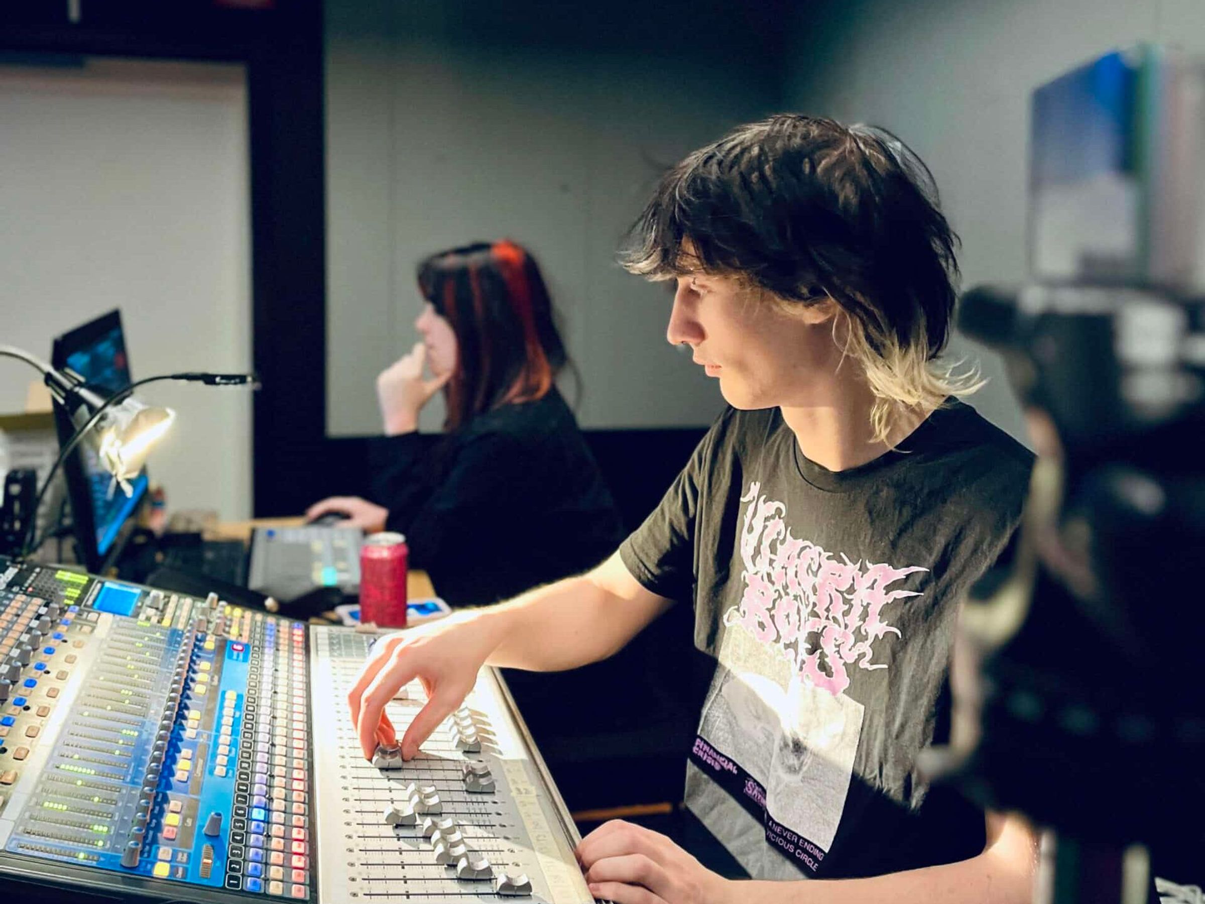 Deltagare arbetar vid ett mixerbord