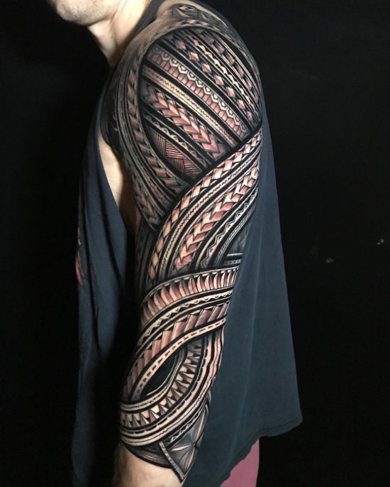 Πλήρες sleeve πολυνησιακό tribal τατουάζ με περίπλοκα μοτίβα ζωνών και συμπαγές blackwork
