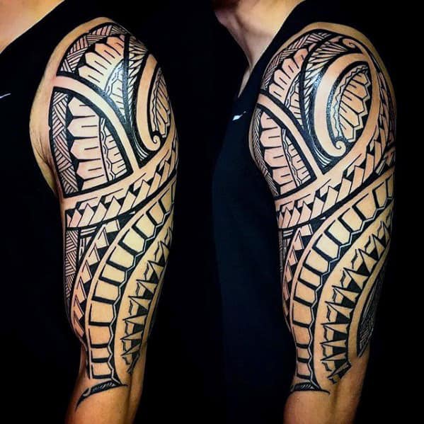 Πολυνησιακό tribal half-sleeve τατουάζ με γεωμετρικά μοτίβα στον άνω βραχίονα