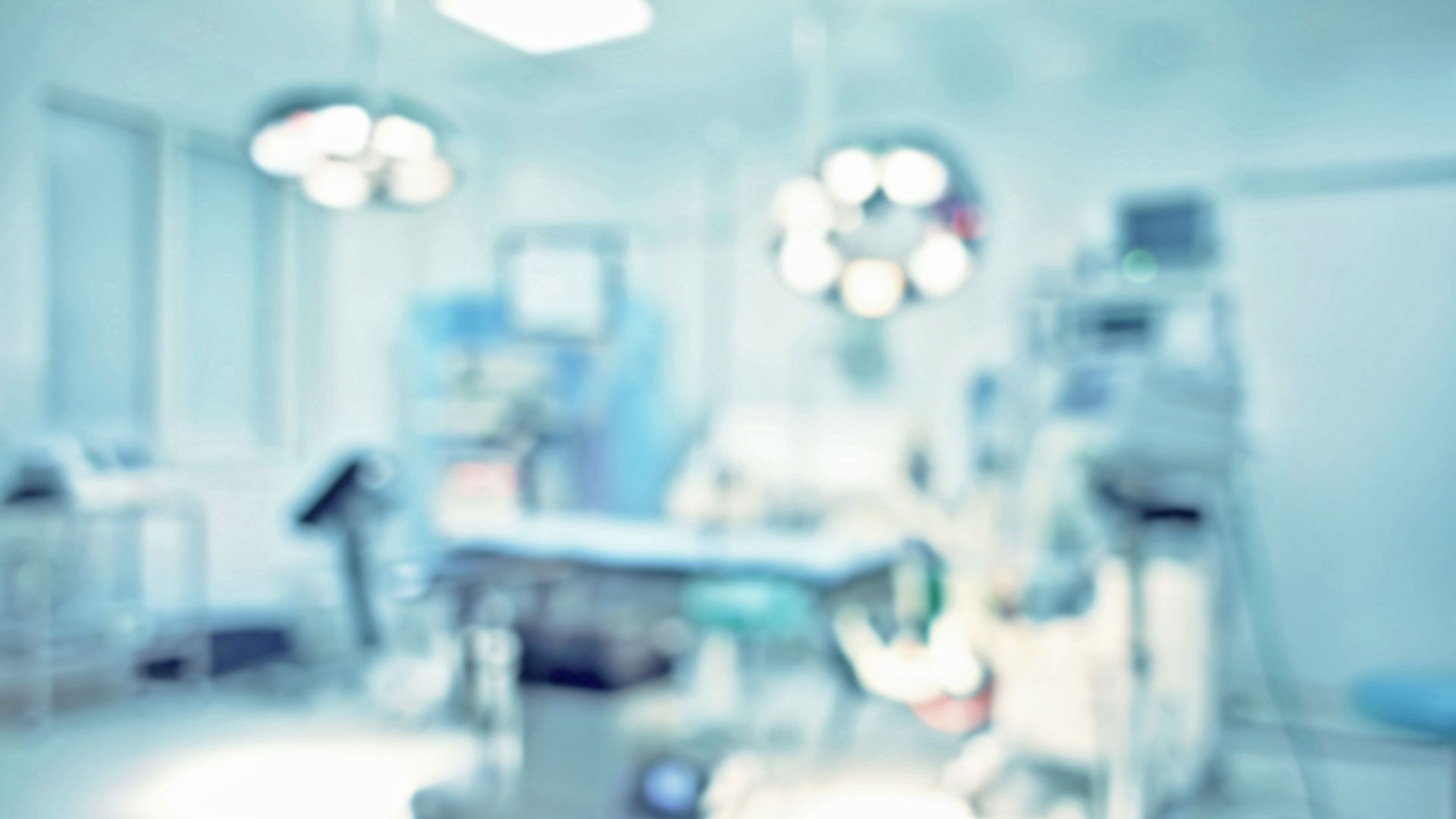 Rinke + Henssler Blogbeitrag Bild – heller OP-Saal, stark weichgezeichnet, bläuliches Licht
