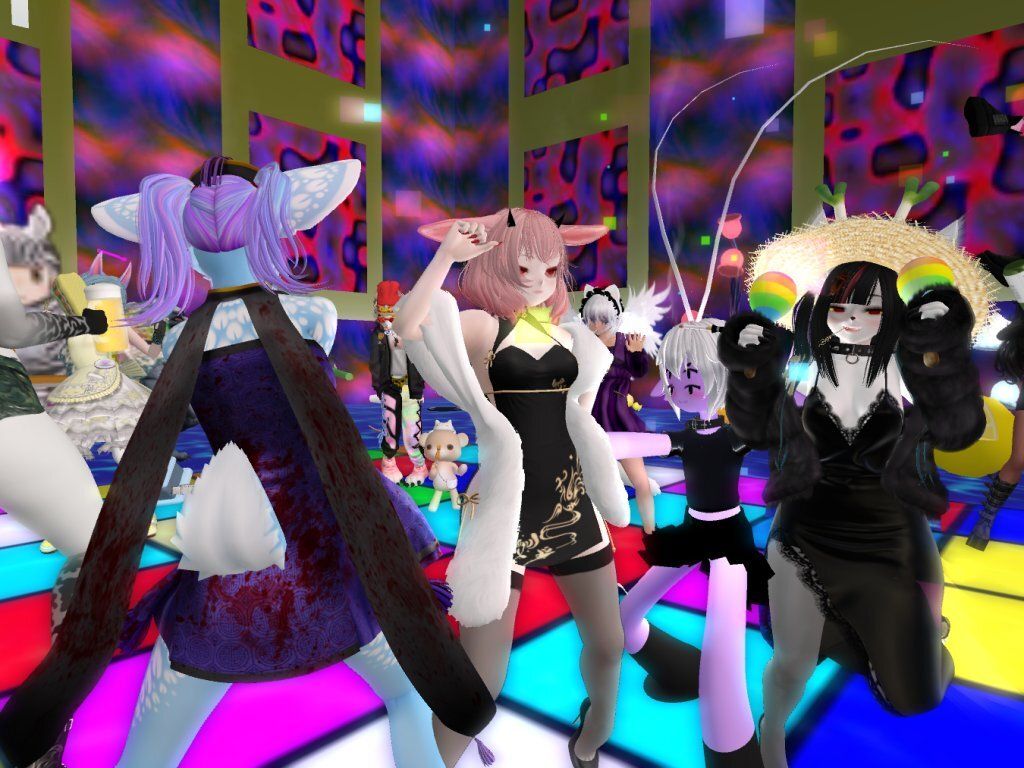 Vampirebunny, Tanamala, Gizbo, Fries, and others dancing.