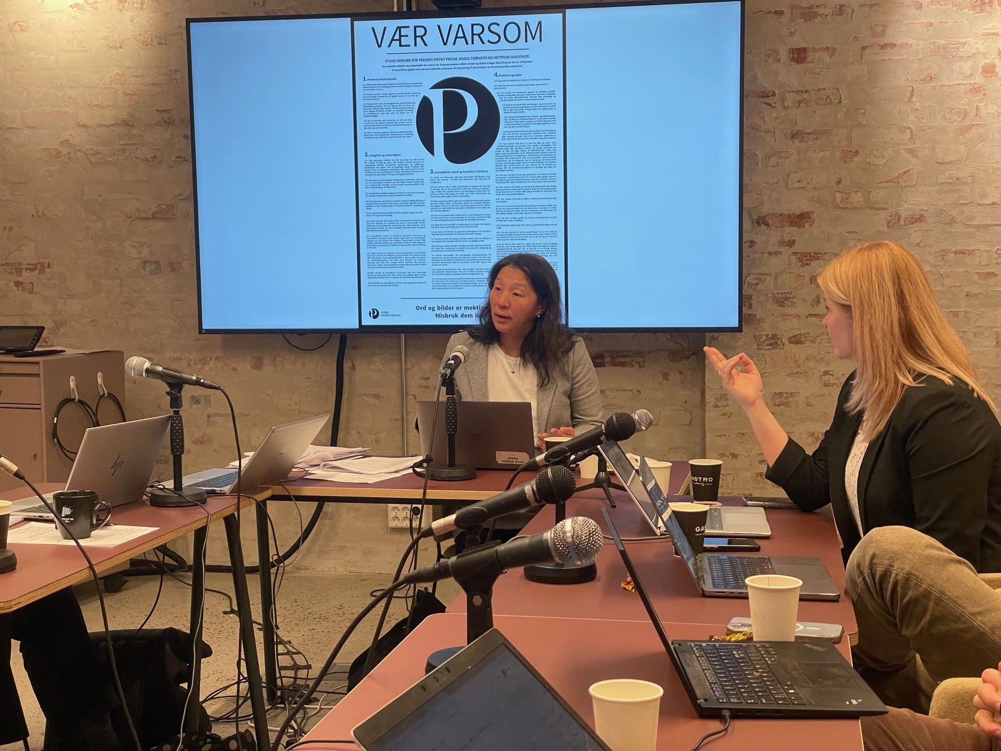 Bilde av PFUs leder og nestleder i møte. De sitter foran en skjerm som viser bilde av Vær Varsom-plakaten 