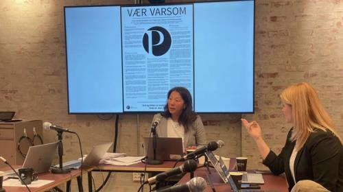 Bilde av PFUs leder og nestleder i møte. De sitter foran en skjerm som viser bilde av Vær Varsom-plakaten