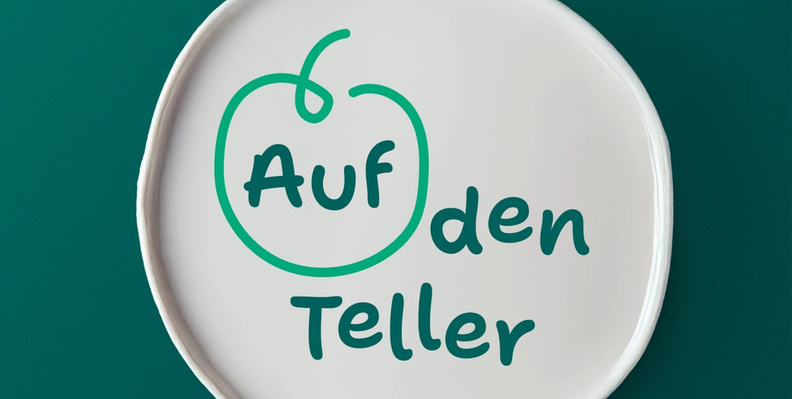 a white plate with a speech bubble that says auf den teller