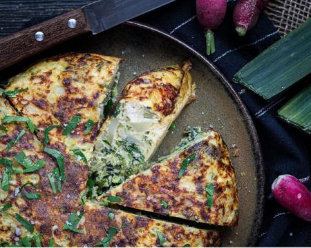 Tortilla Anti-Gaspi au Poireau, Fanes de Radis et Fêta