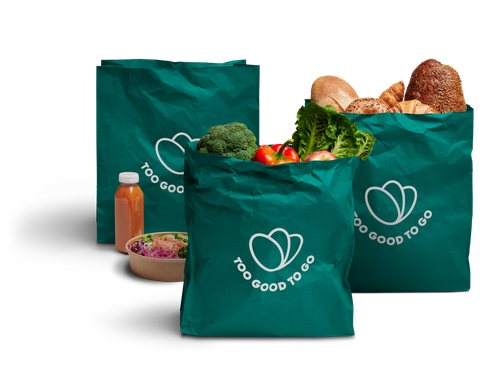 tre sacchetti verdi contenenti cibo con la scritta Too Good To Go sopra