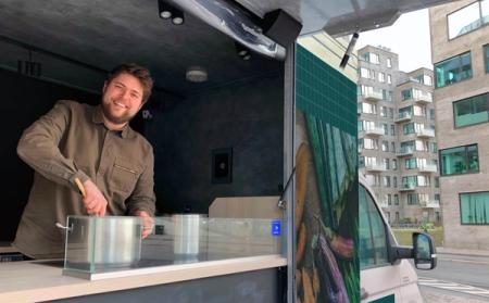 Smag risotto lavet af overskudsmad fra Irma