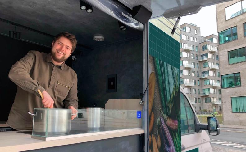Smag risotto lavet af overskudsmad fra Irma